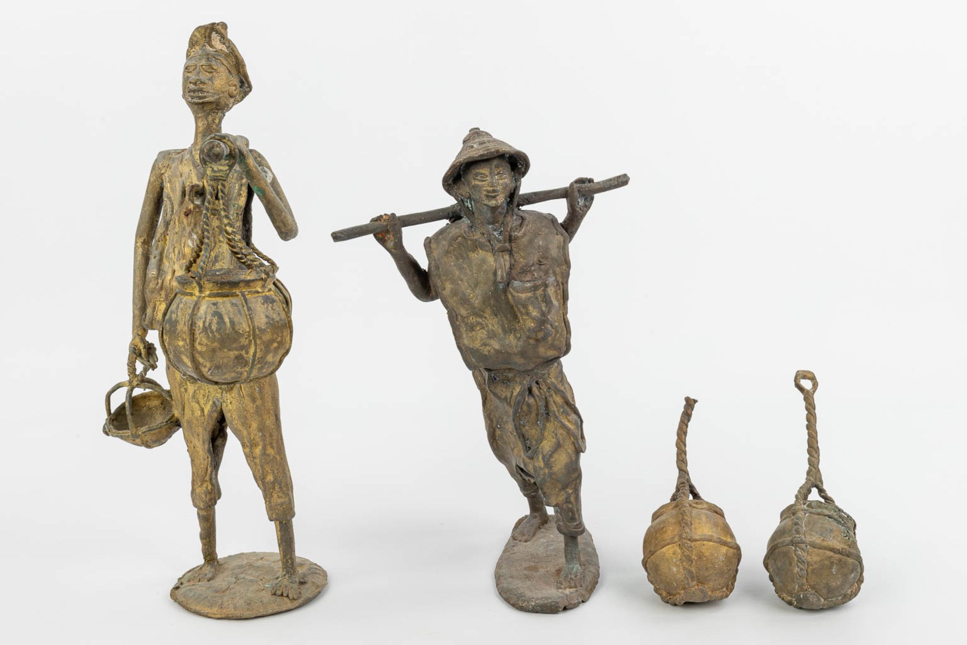 A set of 2 bronze statues of Asian figurines with baskets. (H:36cm) - Image 6 of 11