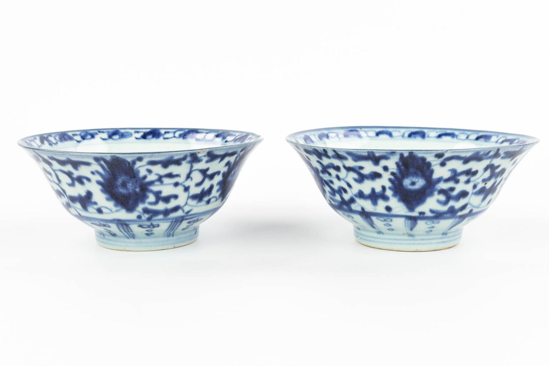 A pair of Chinese bowls made of porcelain with a blue-white decor. (H:7,2cm) - Image 13 of 13