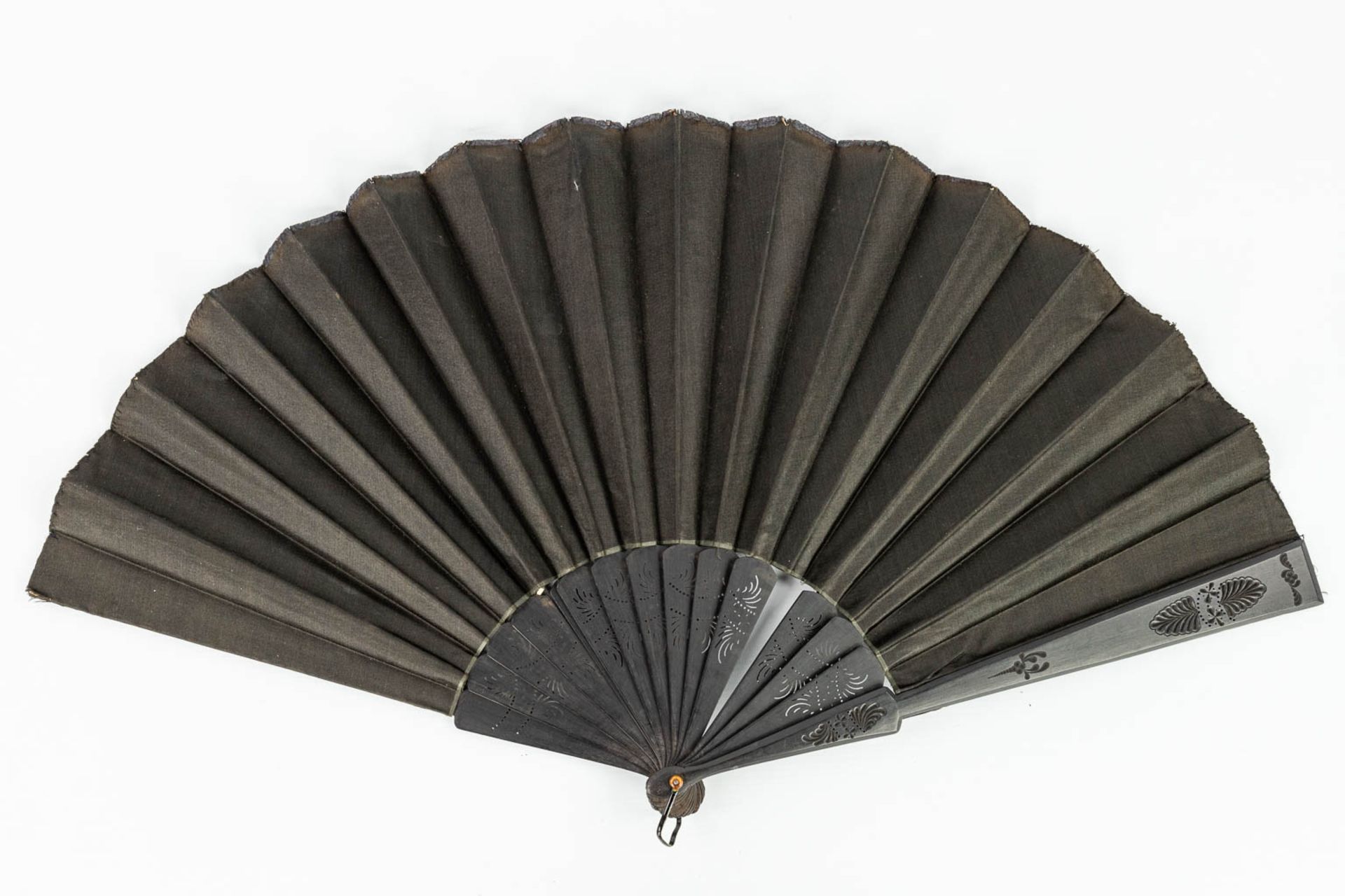 An antique hand-fan decorated with medieval scnes, made of silk. (H:35cm) - Image 3 of 9