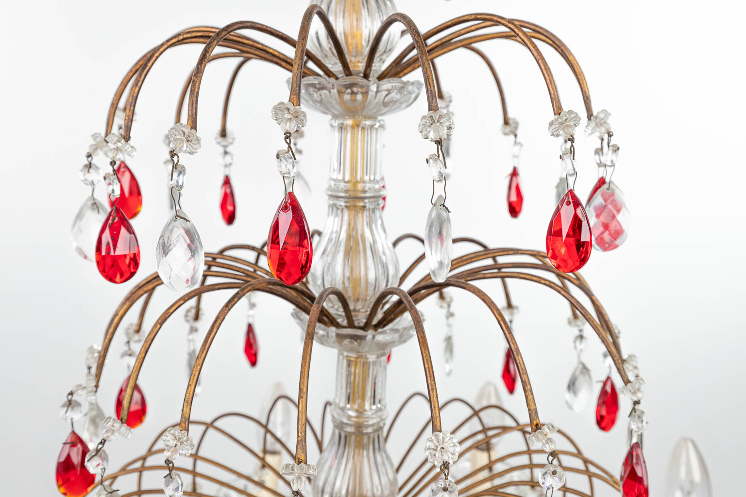 A decorative chandelier made of brass and decorated with white and red glass. (H:95cm) - Image 4 of 11