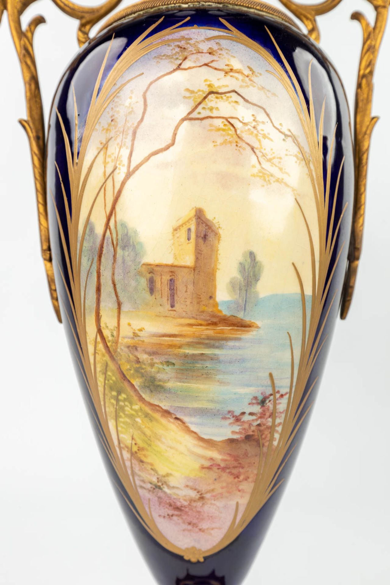 Een paar vazen gemaakt uit porselein en gemonteerd met brons, Sèvres. handgeschilderd decor gemerkt - Image 14 of 17