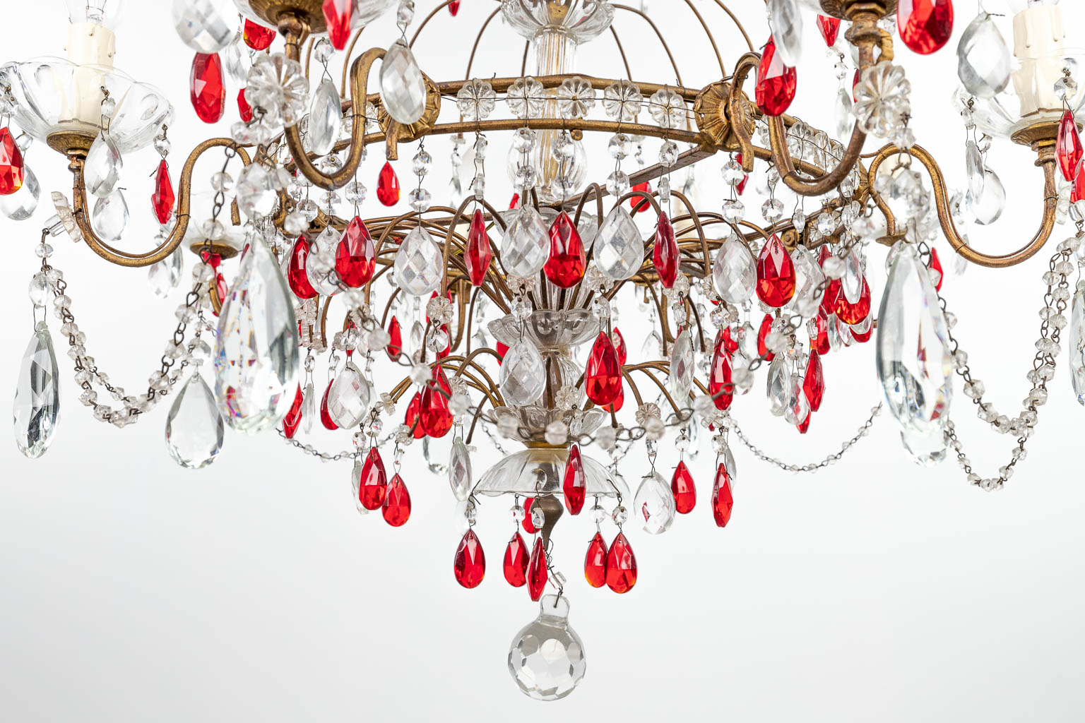 A decorative chandelier made of brass and decorated with white and red glass. (H:95cm) - Image 6 of 11