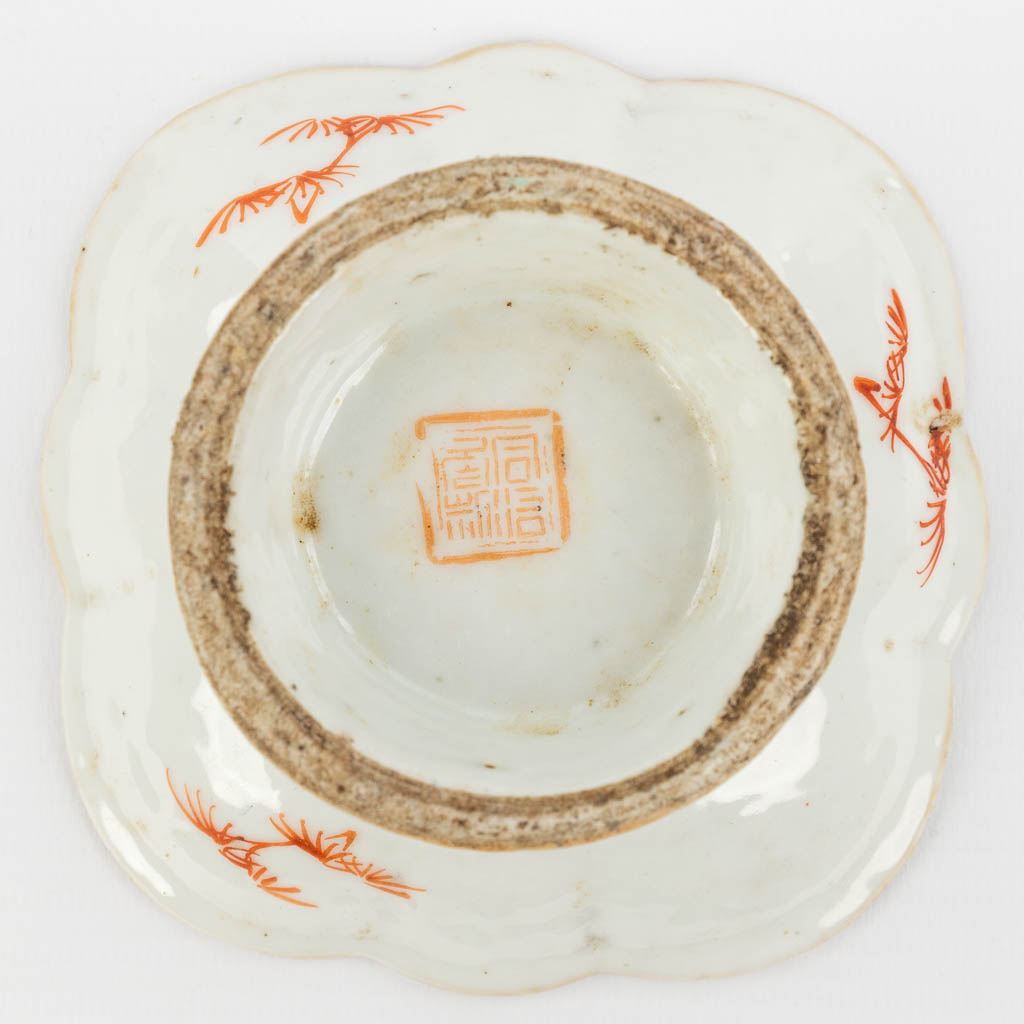 A collection of 2 Oriental bowls with images of peaches and fish. 19th century. (H:3,5cm) - Image 11 of 13