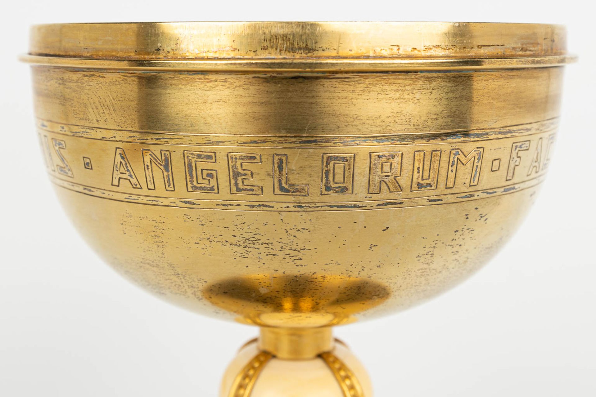 An art deco ciboria 'Viatorum Ecce Panis' and made of gold-plated silver. (H:25cm) - Image 10 of 12