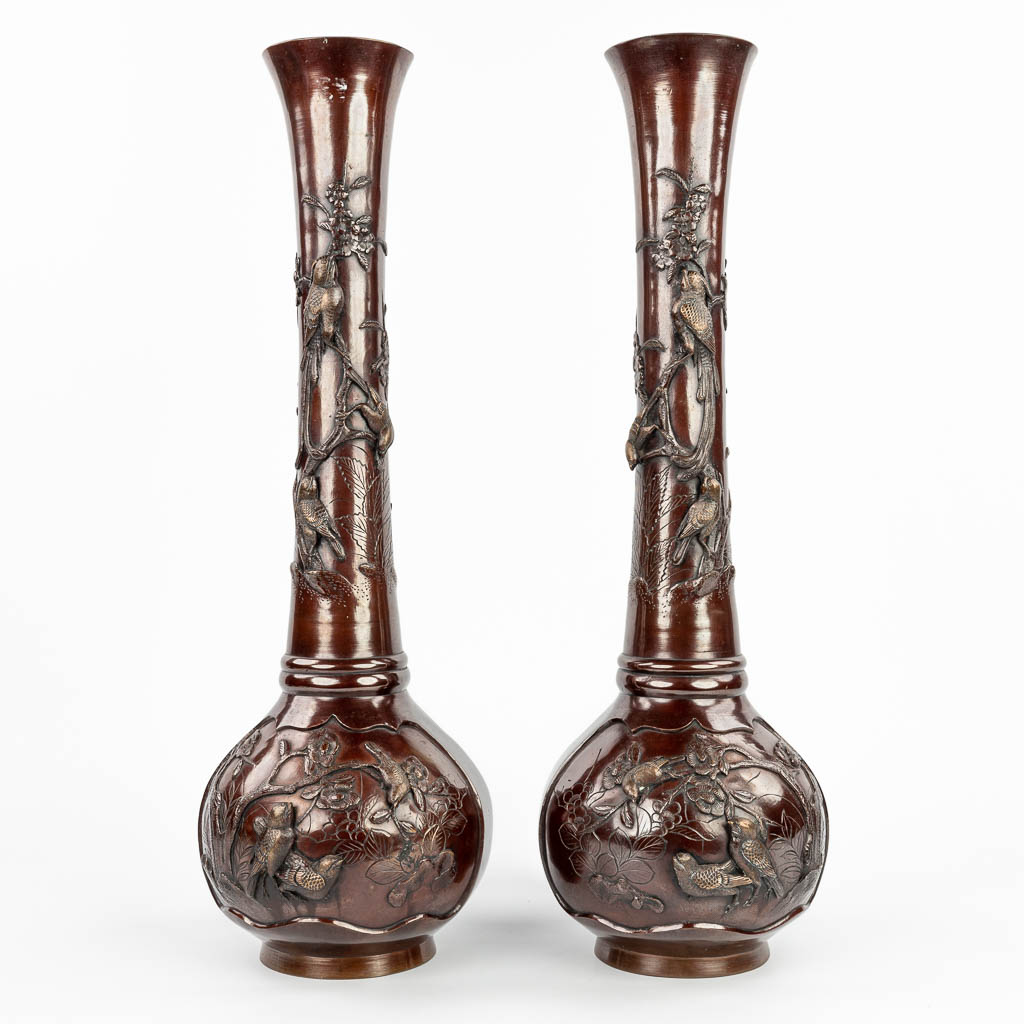 A pair of Japanese vases made of bronze. (H:61,5cm)