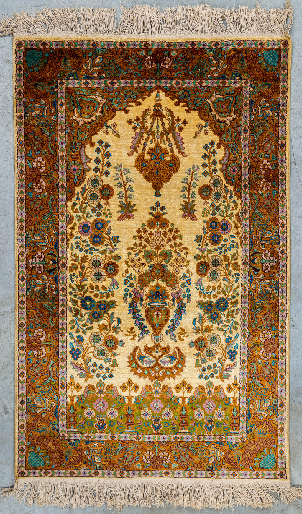 An oriental hand-made carpet made in Kashmir, India. (118 x 75 cm)