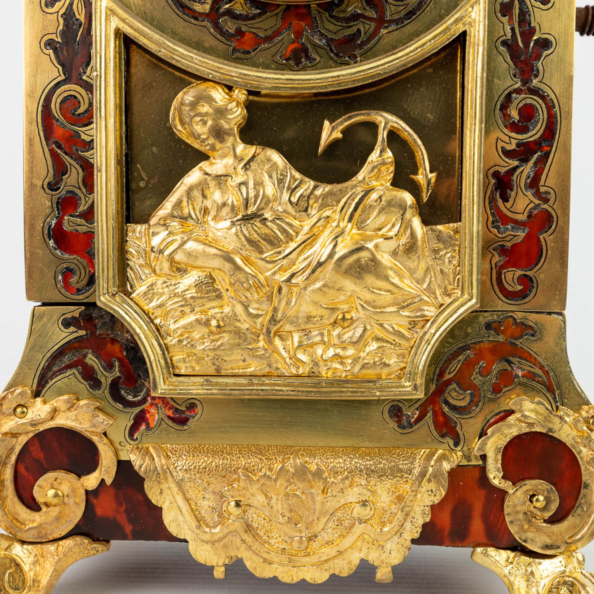 A mantle clock finished with tortoise shell Boulle inlay and mounted with gilt bronze. (H:26cm) - Image 8 of 12