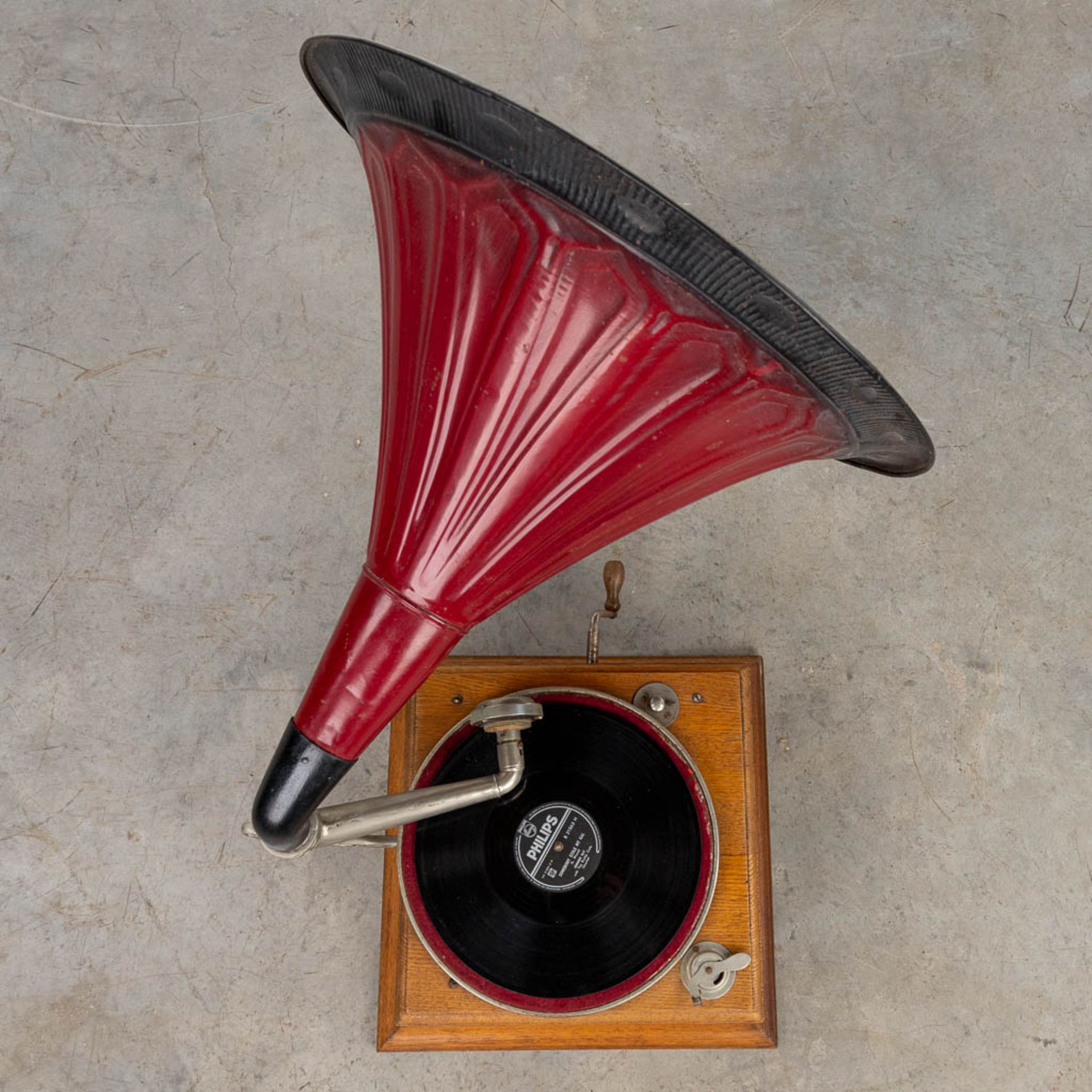 An antique gramophone with large horn and LP's. (H:75cm) - Bild 7 aus 10