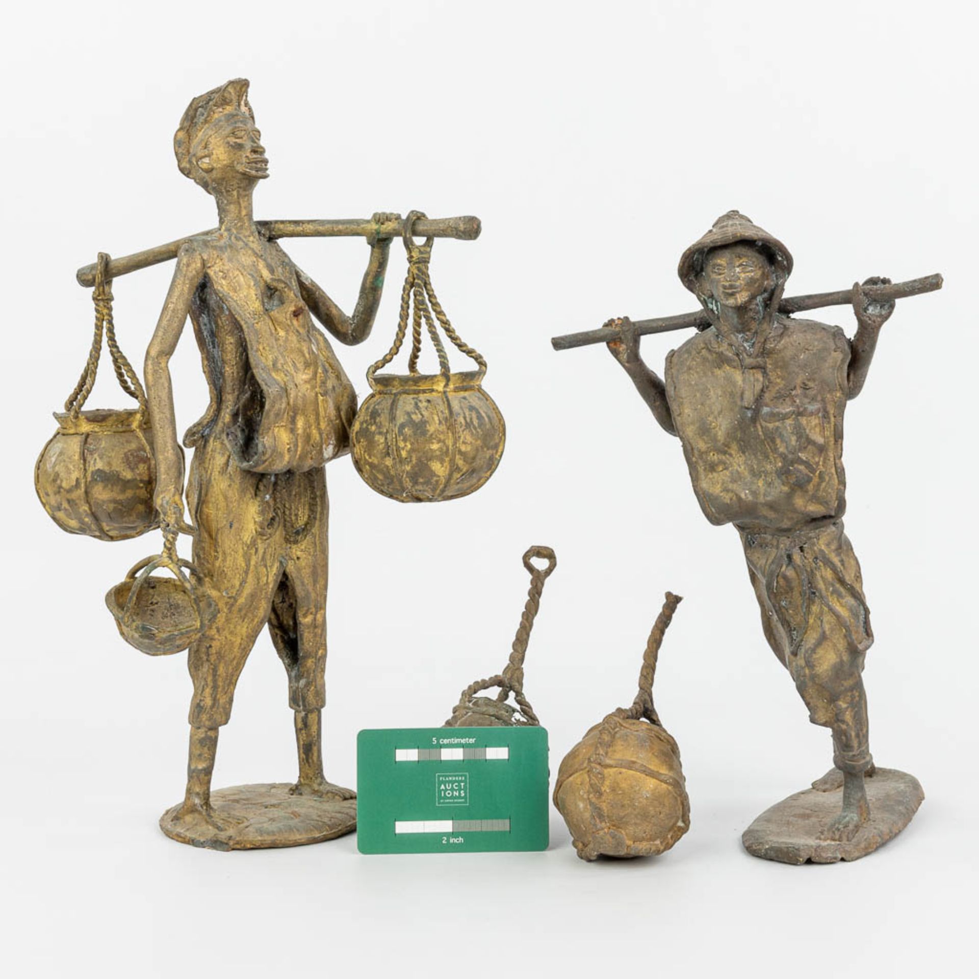 A set of 2 bronze statues of Asian figurines with baskets. (H:36cm) - Image 8 of 11