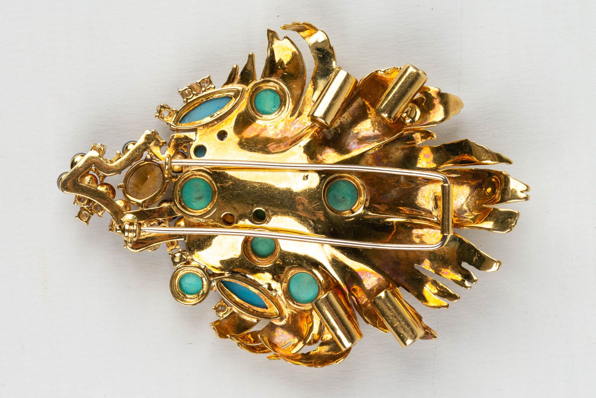 A large brooch decorated with multiple different precious stones, diamonds, in an 18 karat yellow go - Image 13 of 14