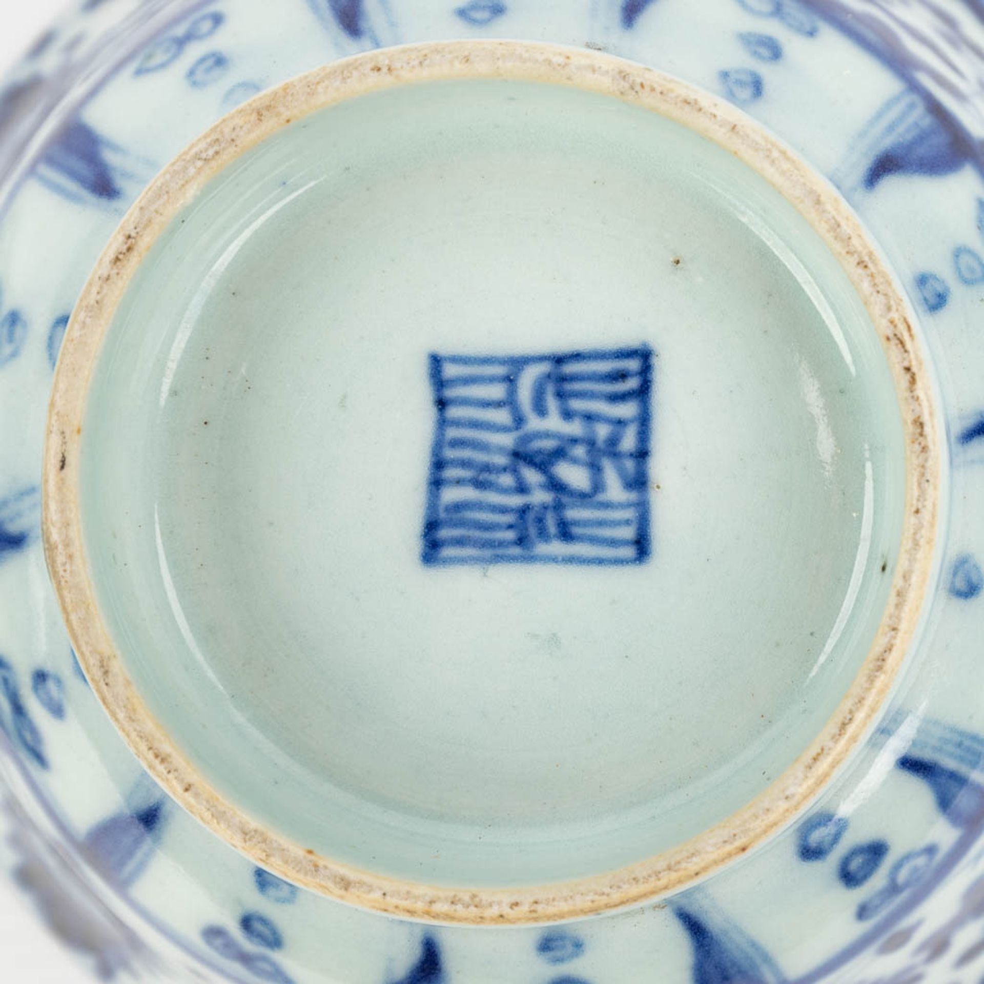 A pair of Chinese bowls made of porcelain with a blue-white decor. (H:7,2cm) - Image 4 of 13