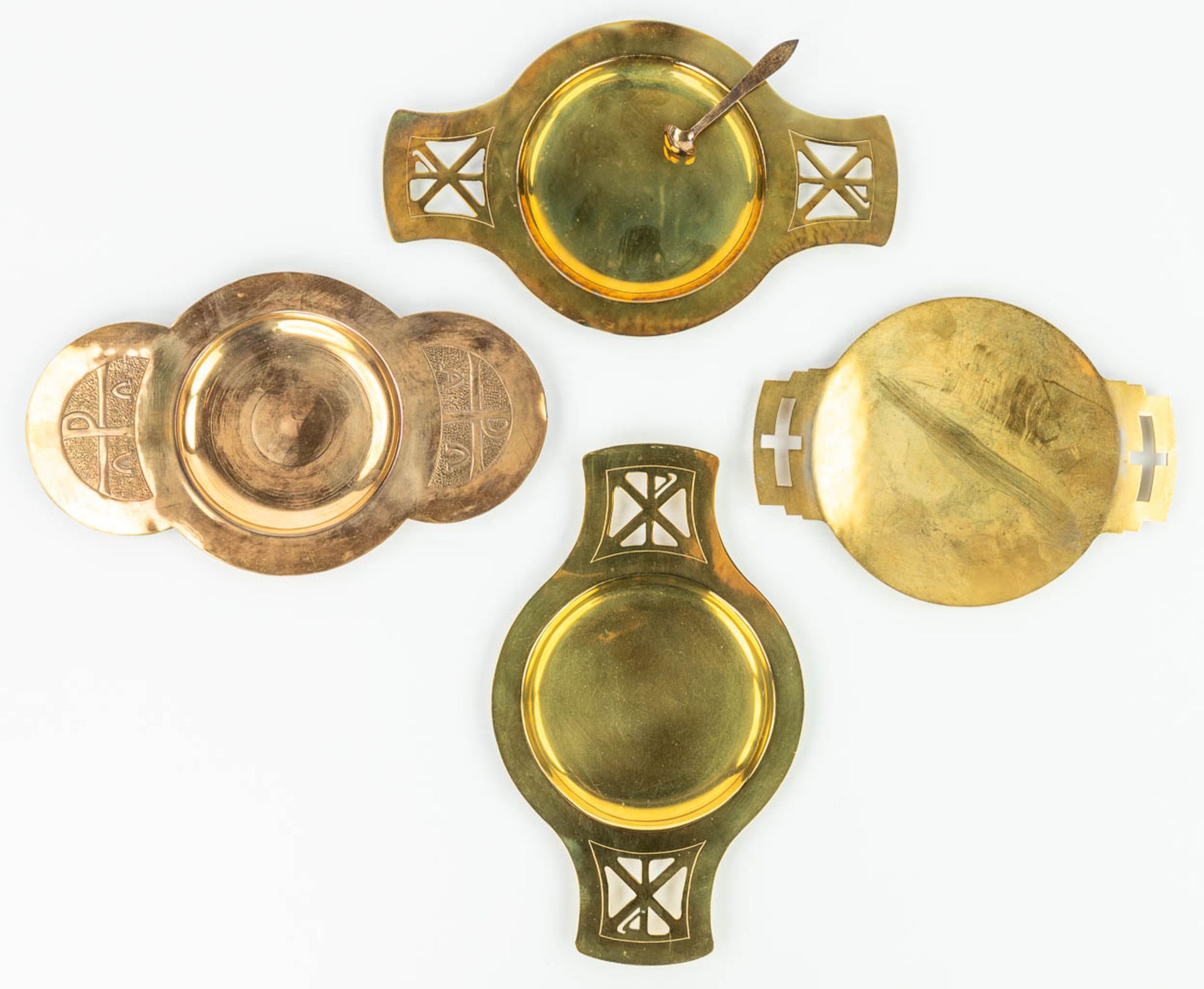 A collection of 3 ciboria, a chalice and 4 patens/trays. (H:32cm) - Image 9 of 14