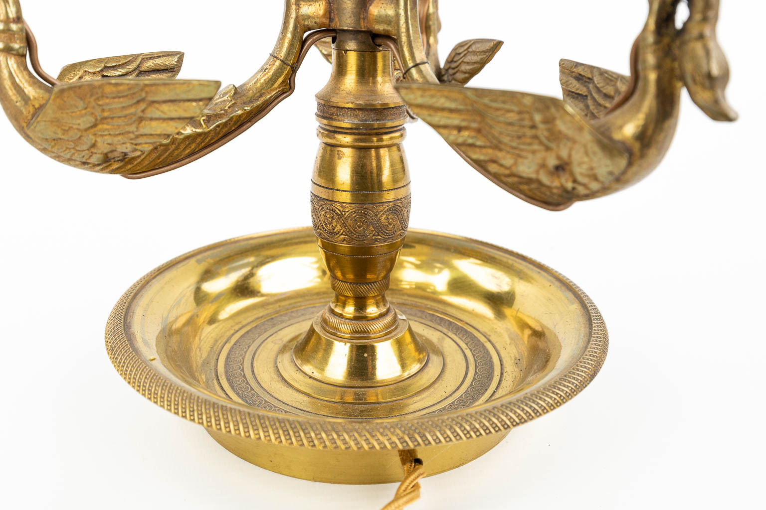 A table lamp made of bronze and decorated with swans in Empire style. (H:56cm) - Image 9 of 11