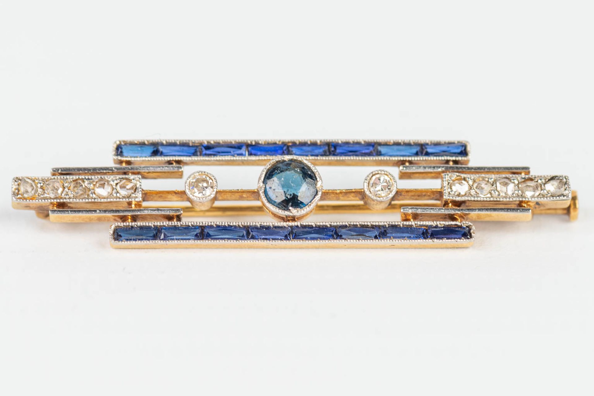 A small brooch made of yellow and white gold in art deco style, with blue sapphires. - Image 9 of 10