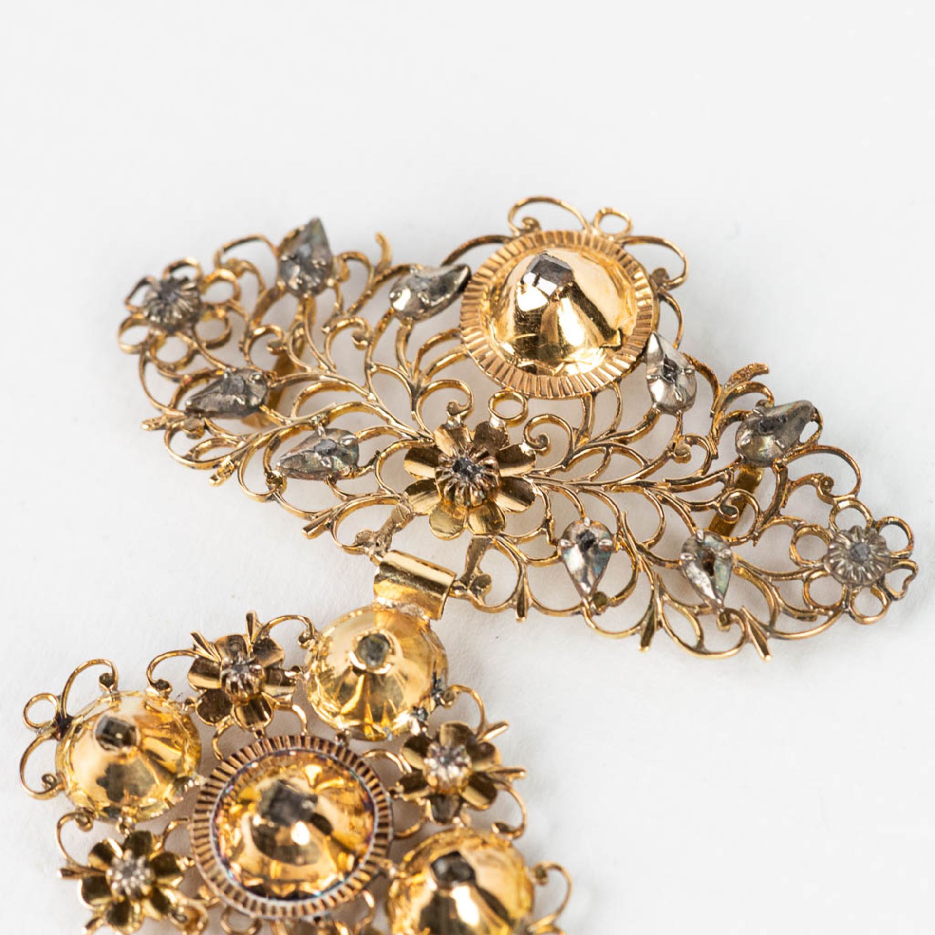 An antique brooch decorated with diamonds and made of 18 ktÊyellow gold. 18th century. (H:8cm) - Image 3 of 7