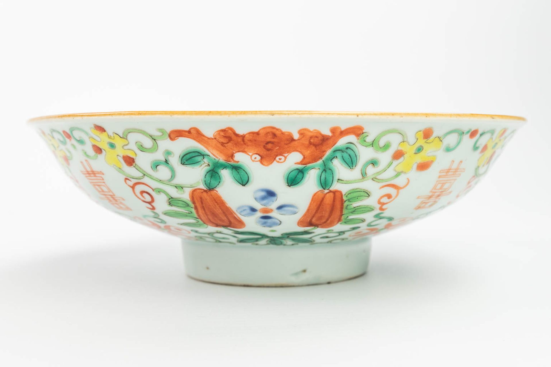 A collection of 7 Chinese and Japanese plates made of porcelain, Imari. - Image 6 of 13