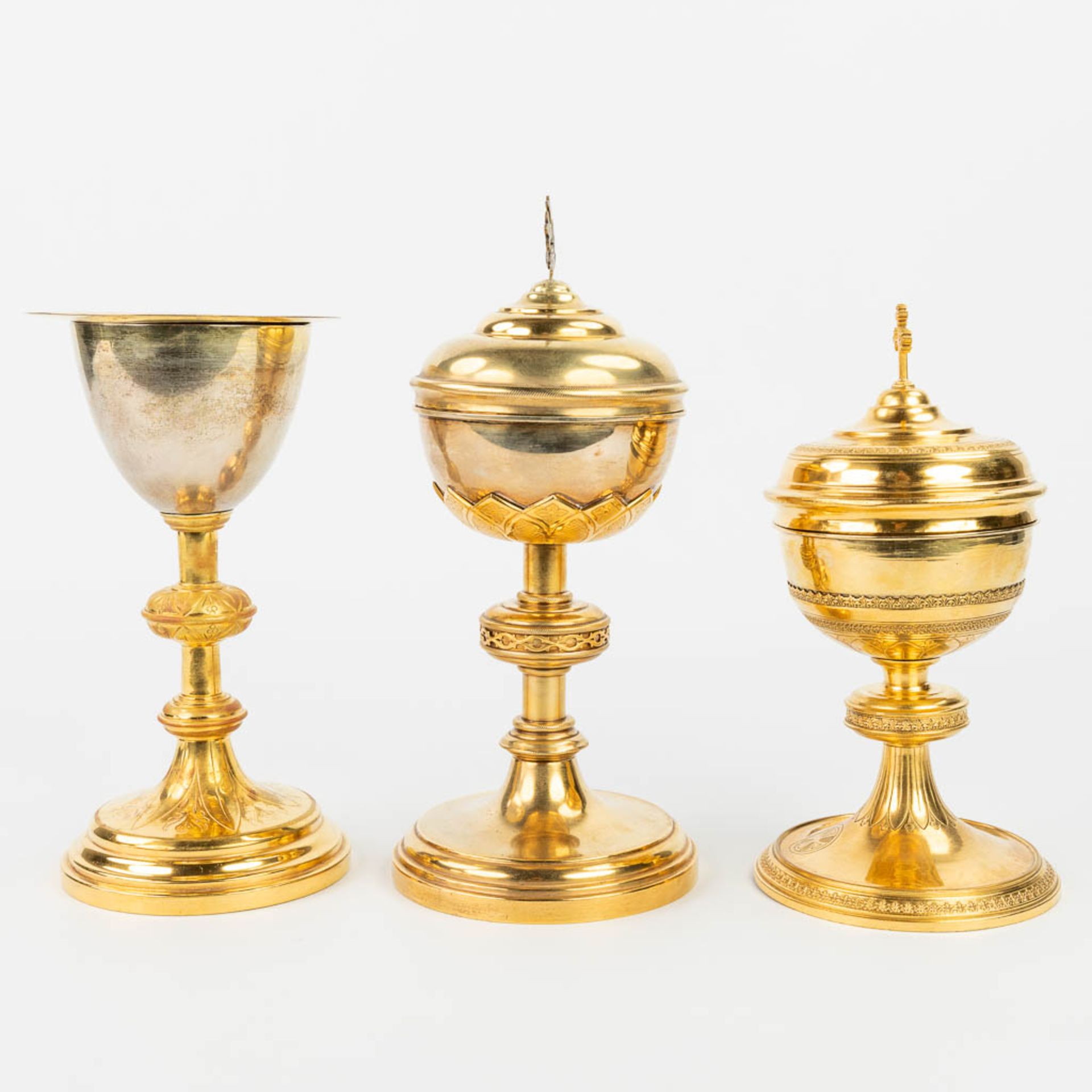A collection of 4 large ciboria and a chalice made of silver and gold plated metal. - Image 14 of 24