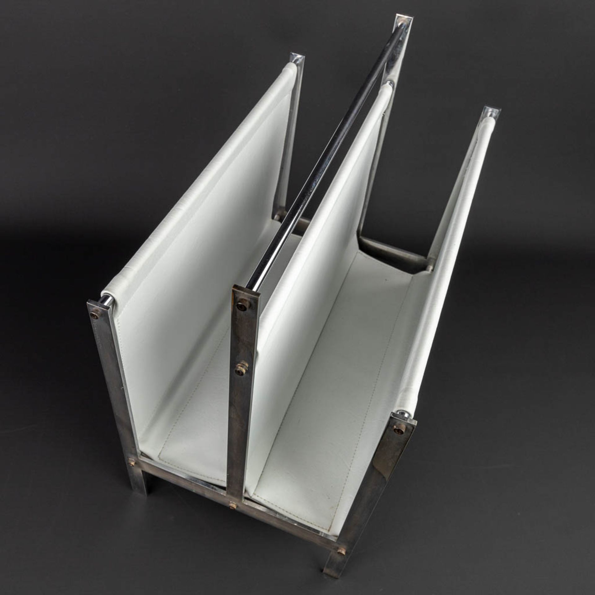 A 'Porte Revues' Magazine rack made of chrome-plated metal and faux leather. (H:47cm) - Image 5 of 13