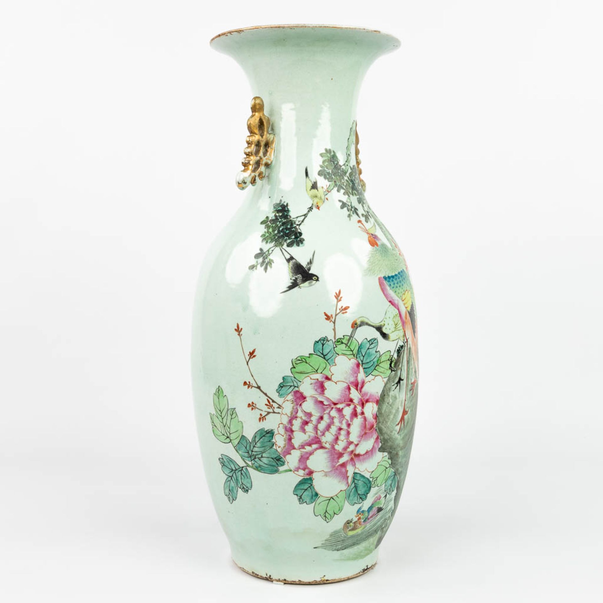 A Chinese vase made of porcelain and decorated with birds. (H:57cm) - Image 2 of 16