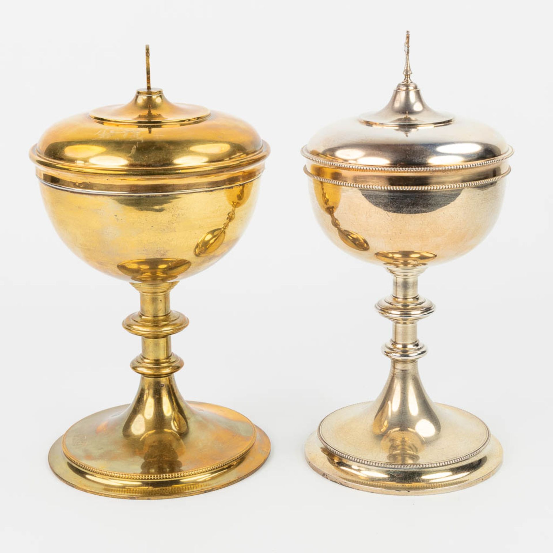 A collection of 4 large ciboria and a chalice made of silver and gold plated metal. - Image 22 of 24