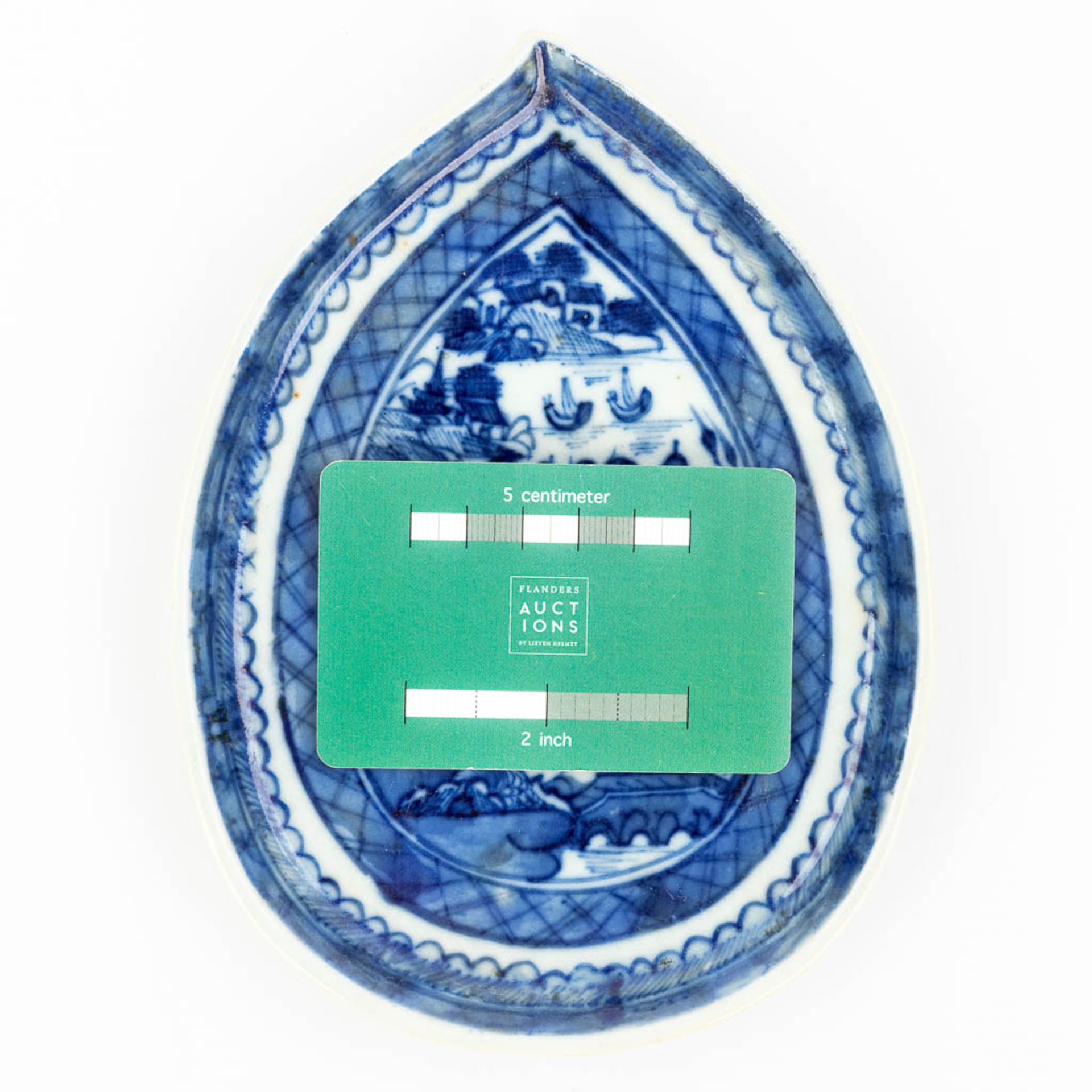 A Chinese dish made of porcelain with a blue-white landscape decor. - Image 6 of 10