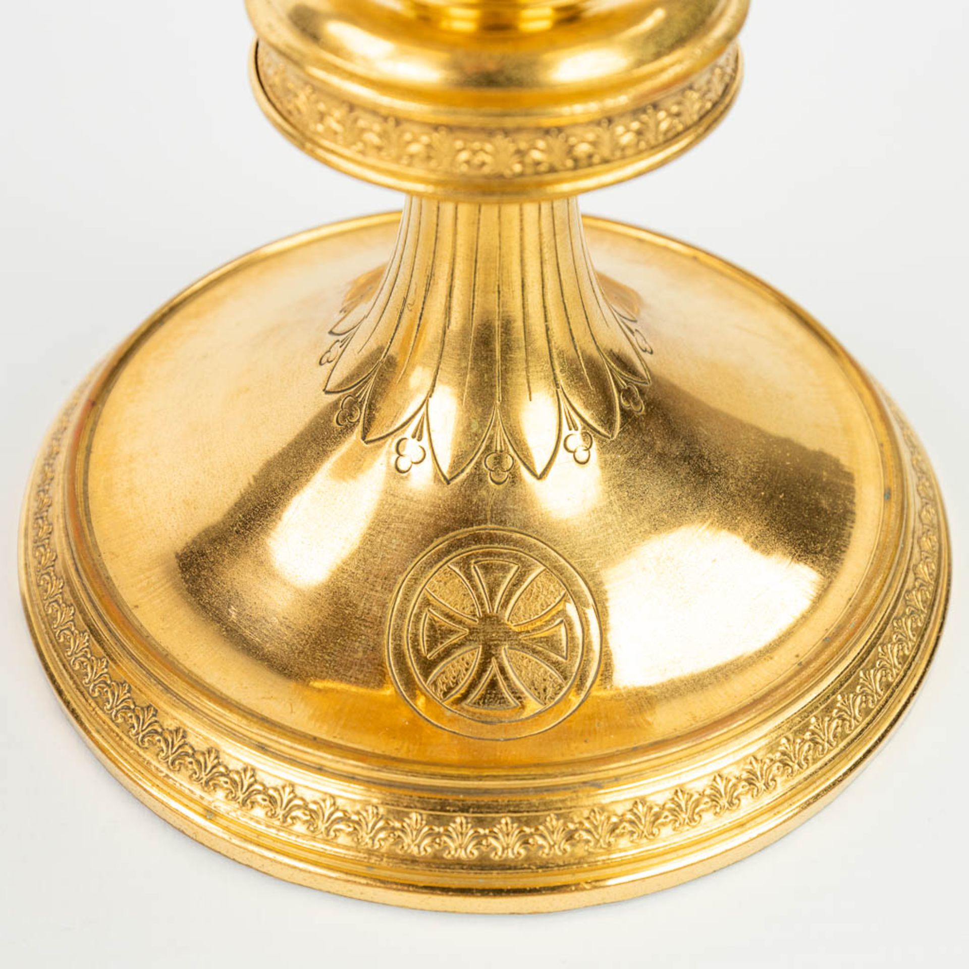 A collection of 4 large ciboria and a chalice made of silver and gold plated metal. - Image 10 of 24