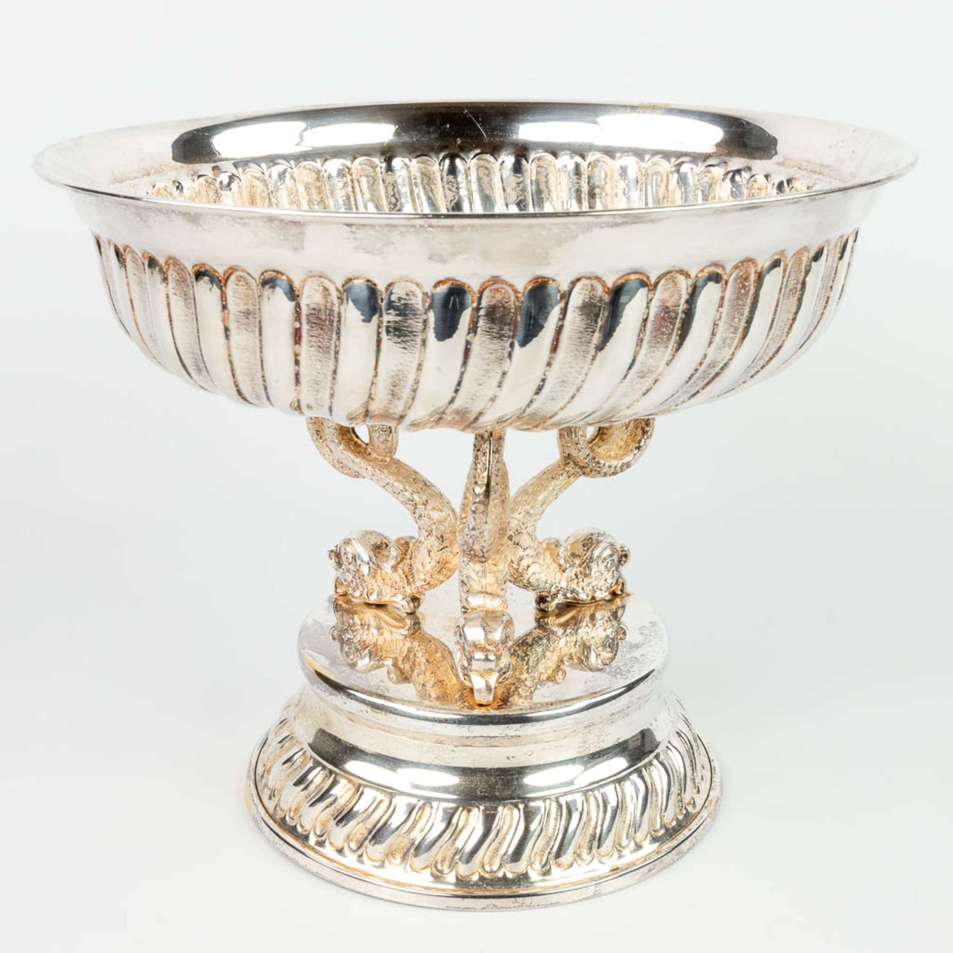 A tazza made of silver-plated metal and decorated with fish figurines. 20th century, not stamped. 15 - Image 3 of 8