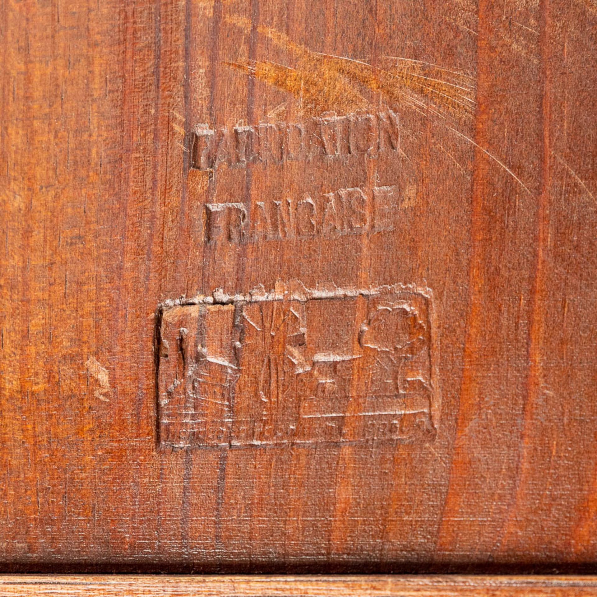 A table clock mounted in a miniature Breton cabinet. (H:35,5cm) - Image 12 of 15