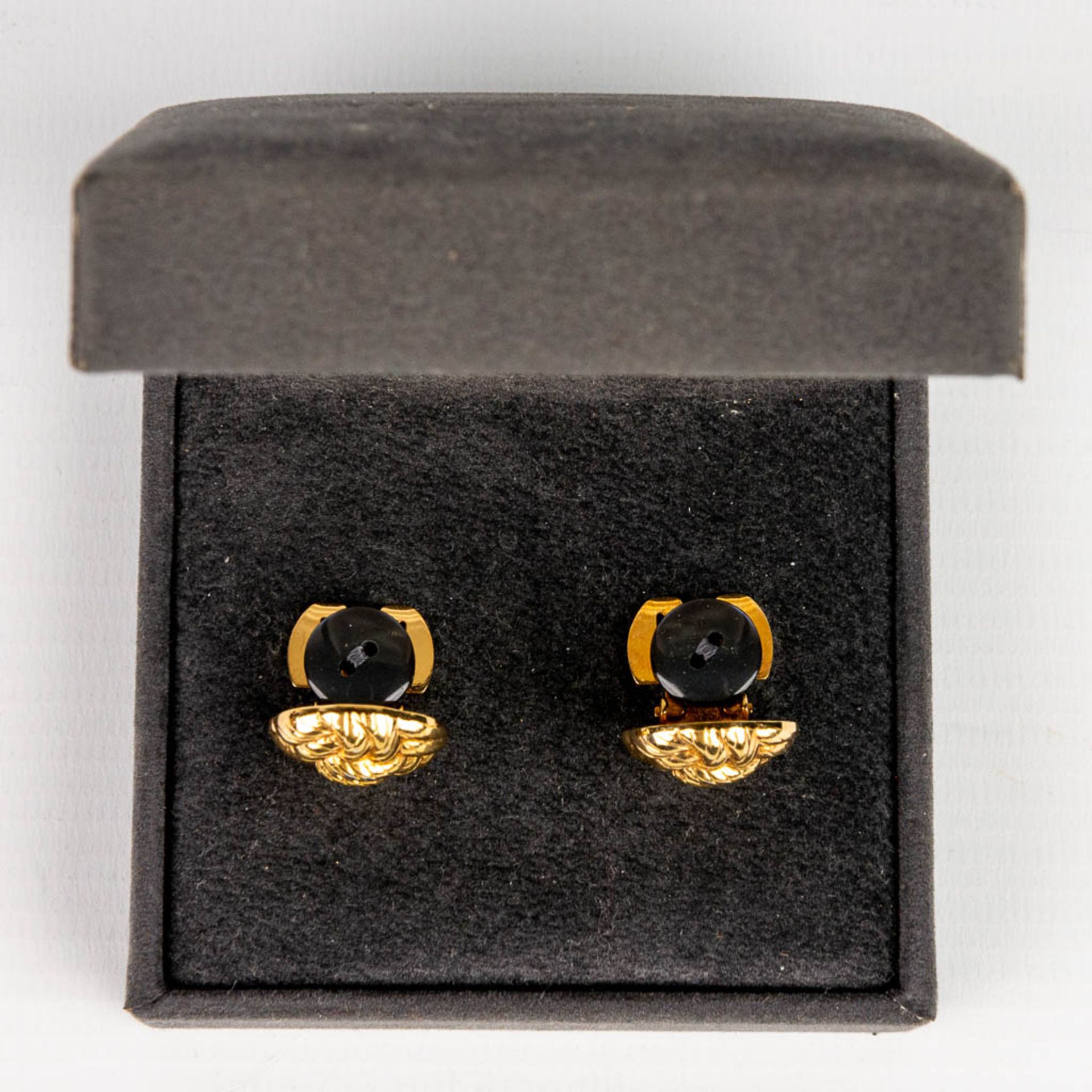 A pair of button covers made by Christian Dior, gold-plated. - Image 4 of 6