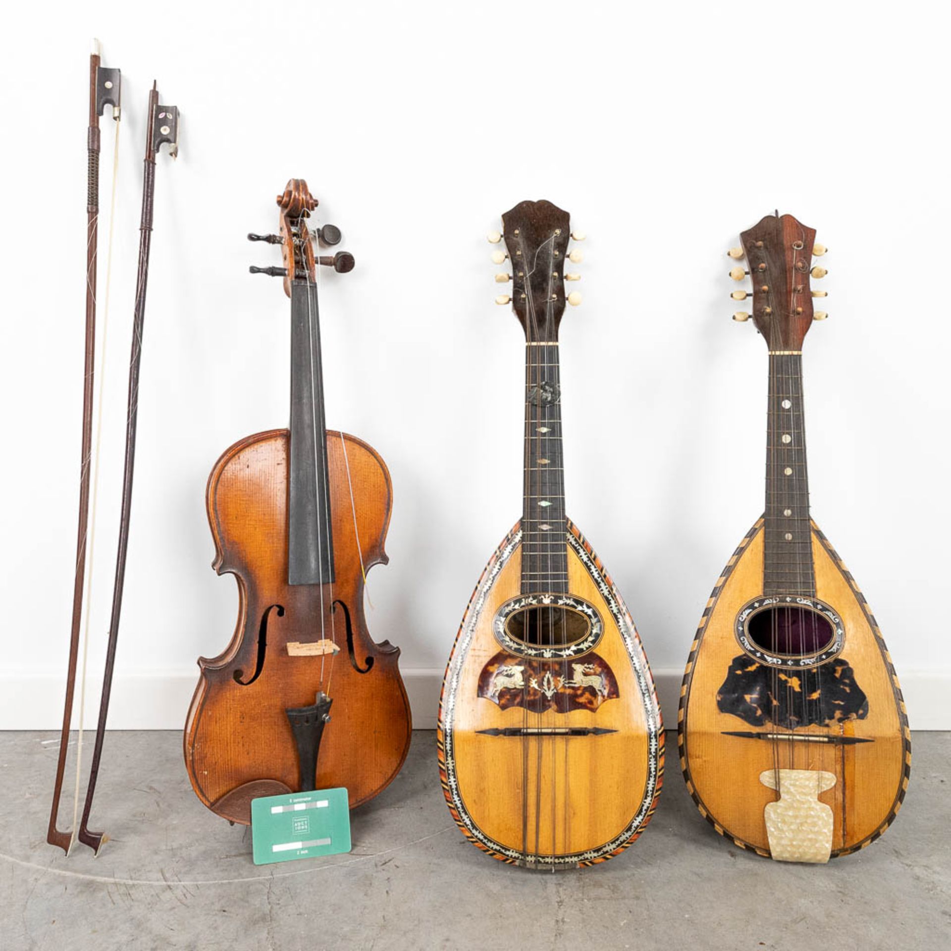 A collection of 3 musical instruments: 2 mandolines and a violin, after a model made by Stradivarius - Image 56 of 56
