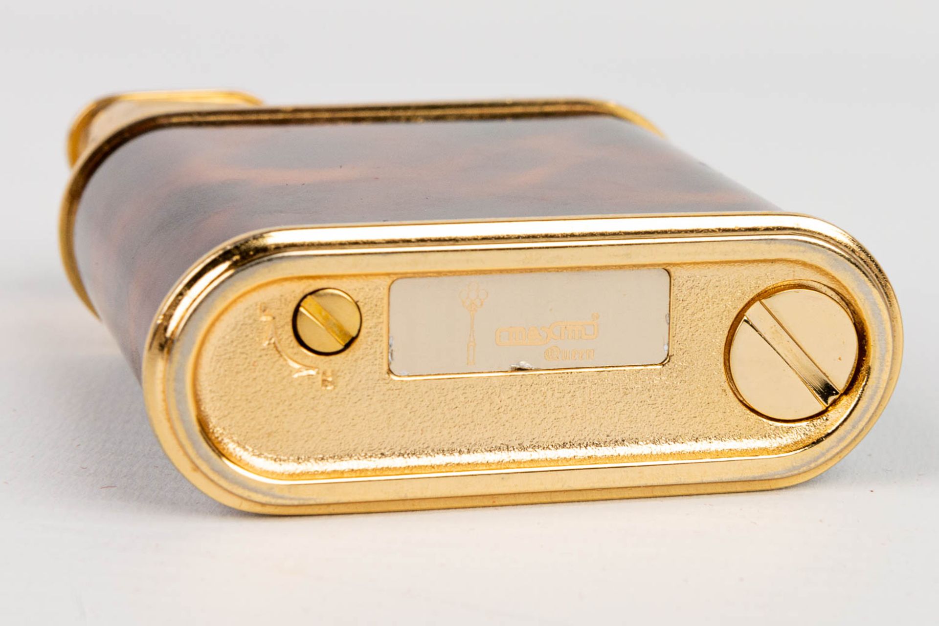 A gold-plated table lighter, decorated with tortoiseshell and marked Maxim. In working condition. (H - Image 6 of 9