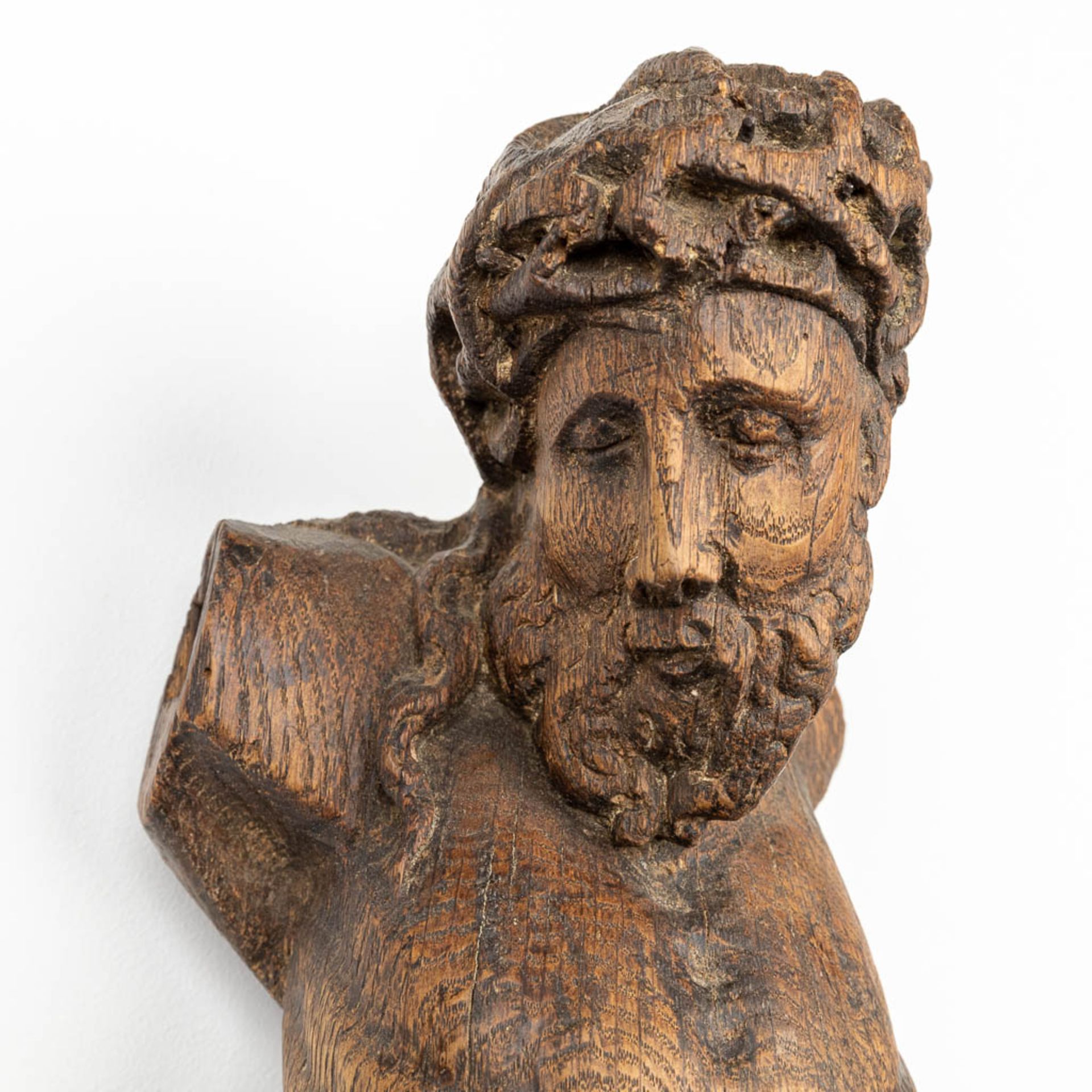 A wood sculptured corpus with a crown of thorns, 18th century. (H:76cm) - Image 5 of 10