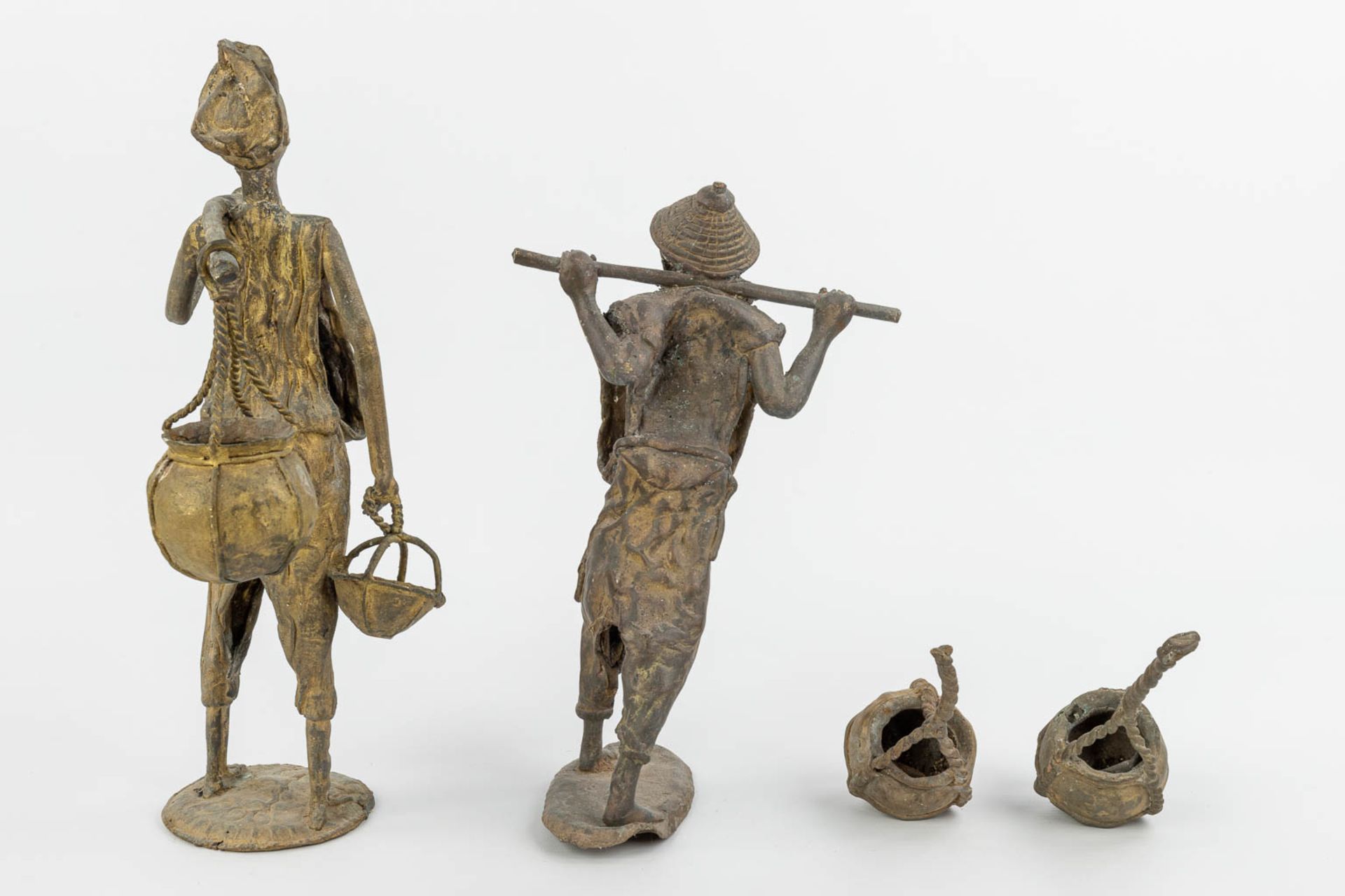 A set of 2 bronze statues of Asian figurines with baskets. (H:36cm) - Image 4 of 11