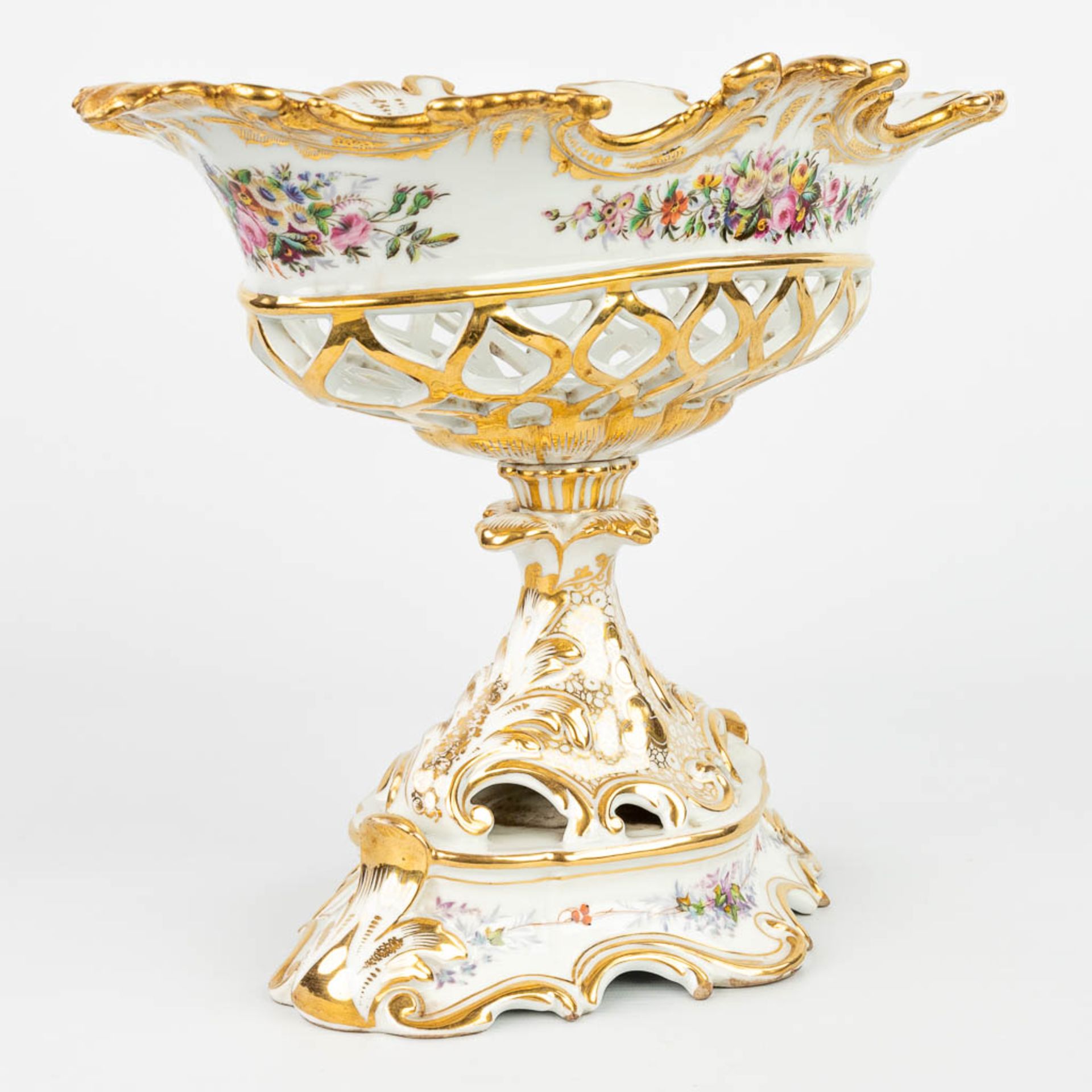 A table centrepiece made of Brussels Porcelain in Louis Philippe style, with hand-painted decor. (H: - Image 4 of 13