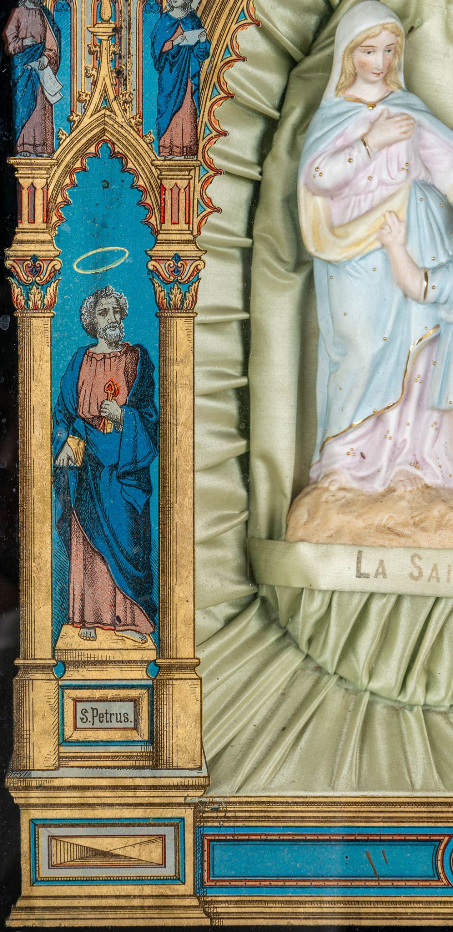 An Eglomisé reverse glass painting in gothic revival style, with a holy family statue made of bisque - Image 8 of 9