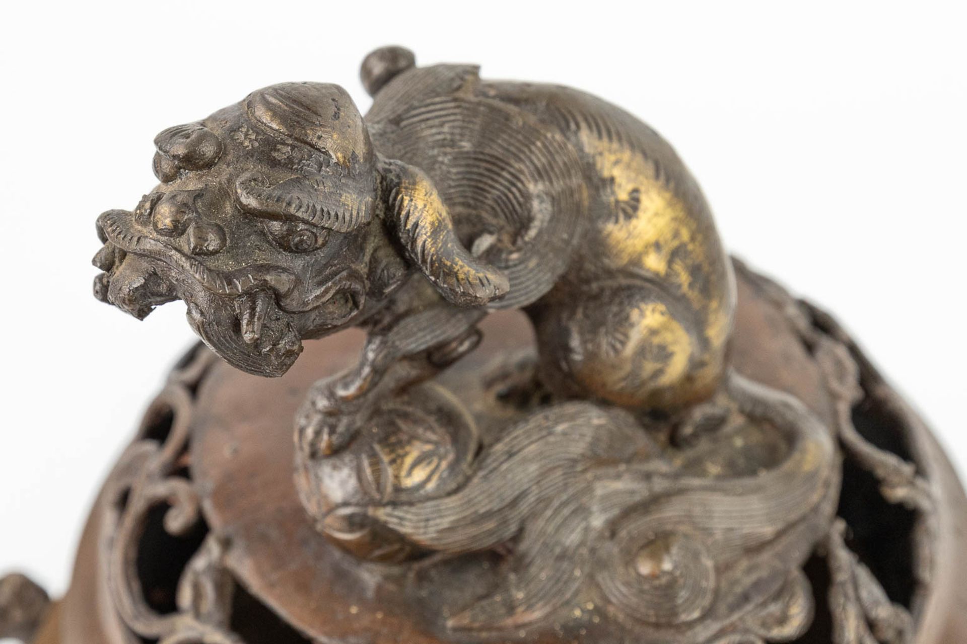 An Oriental Brûle Parfum made of patinated bronze and decorated with figurines. (H:28cm) - Image 7 of 16