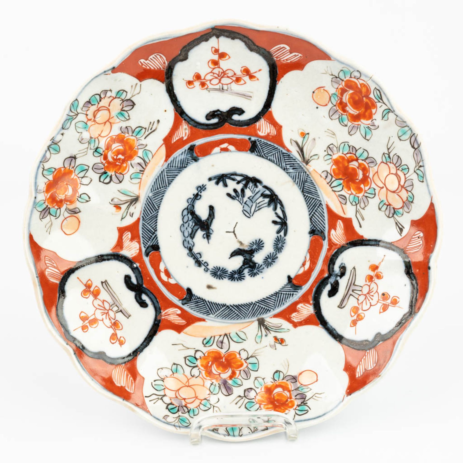 A collection of 7 Chinese and Japanese plates made of porcelain, Imari. - Image 13 of 13