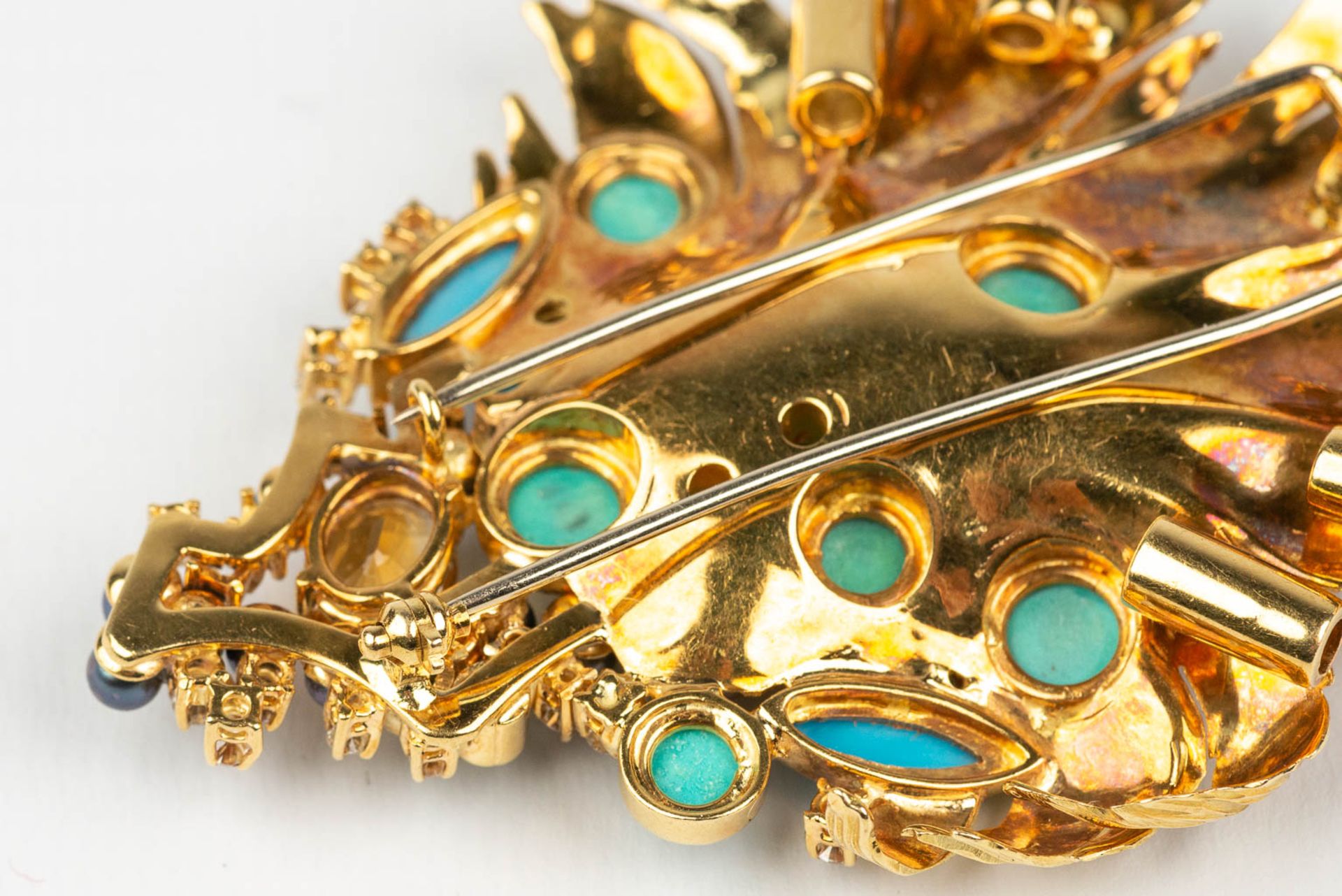 A large brooch decorated with multiple different precious stones, diamonds, in an 18 karat yellow go - Image 9 of 14