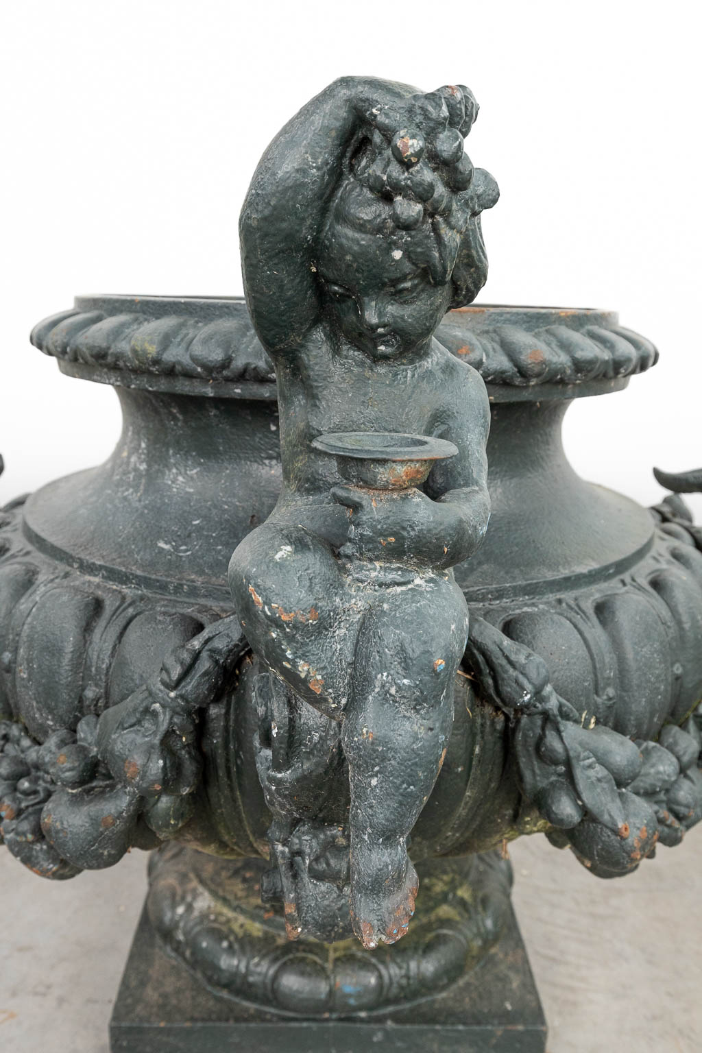 A set of 3 large garden vases made of cast iron, decorated with putti and ram's heads. (H:57cm) - Image 8 of 16