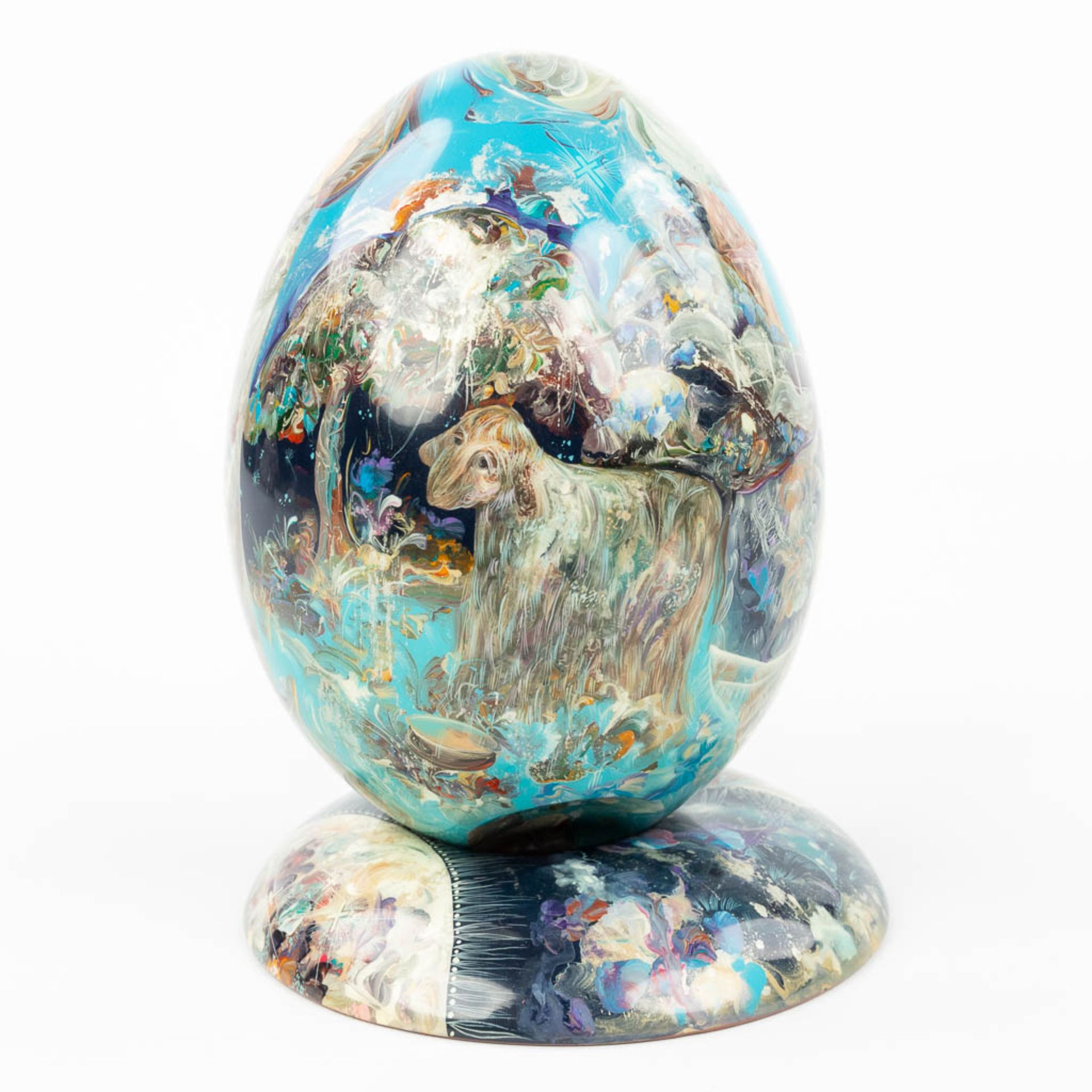 A hand-painted egg on a stand and made of Wood. Marked Stiva Goriachij, made in Russia. (H:17cm) - Image 5 of 15