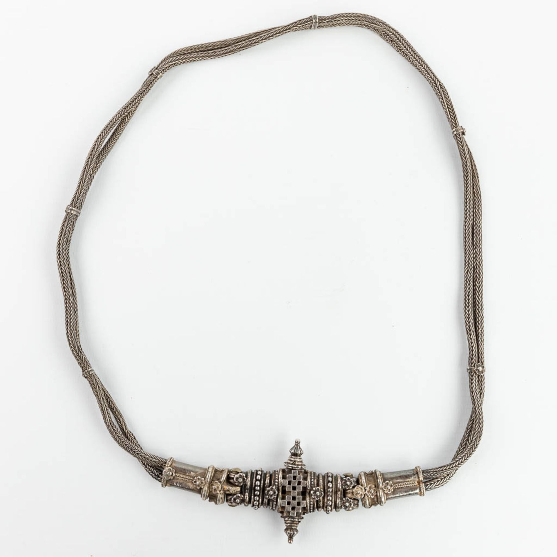 A necklace and belt made of silver in Oriental style. - Image 14 of 14