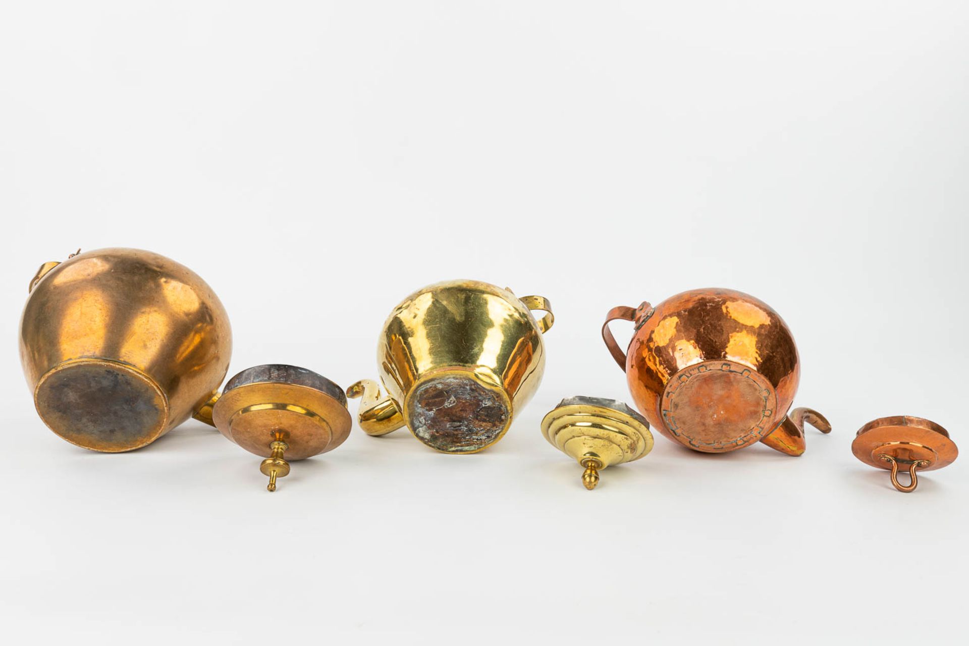 A collection of 5 'appelmoren' theepoten, gemaakt uit koper. (H:34cm) - Bild 12 aus 15