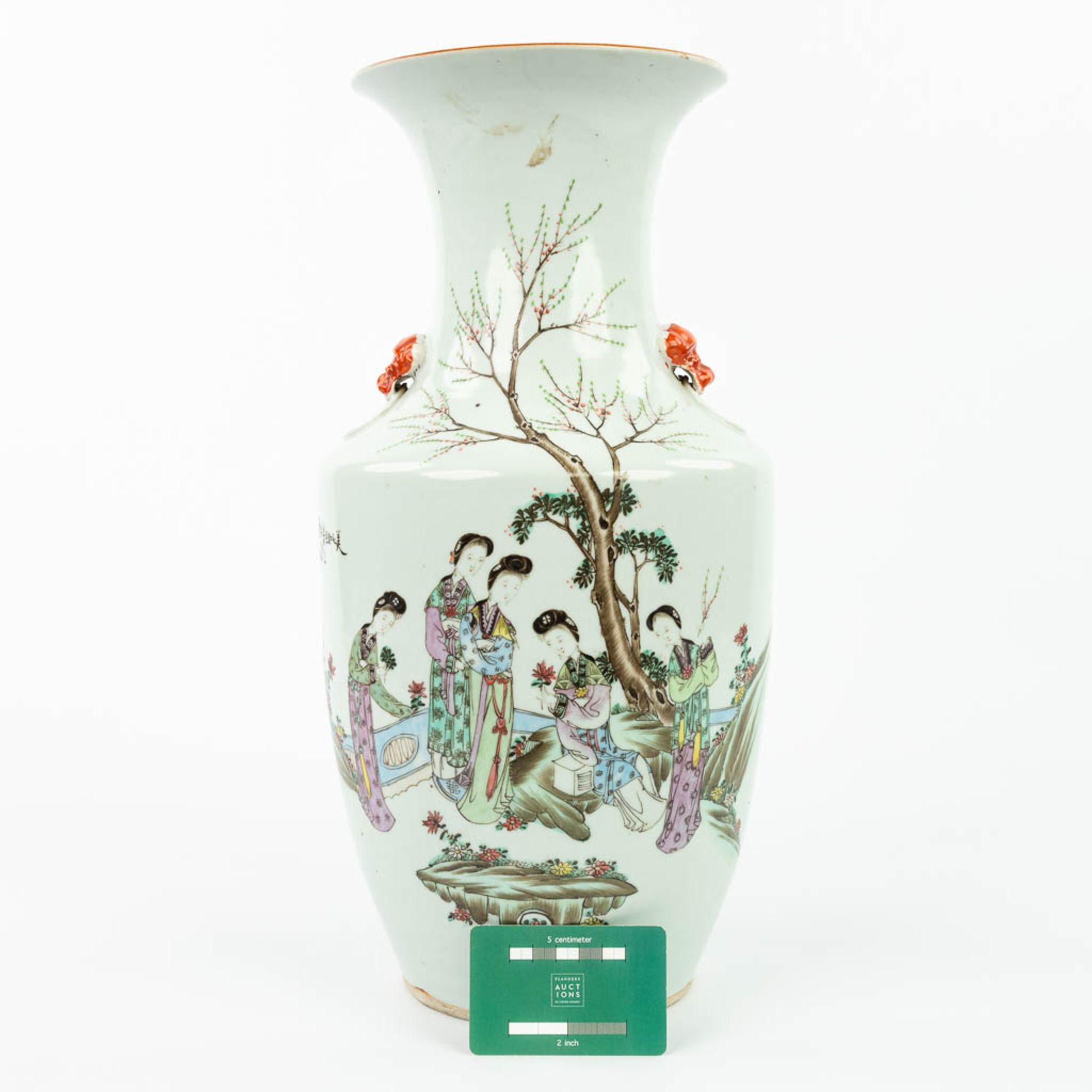 A Chinese vase made of porcelain and decorated with ladies and calligraphy. (H:43cm) - Image 16 of 16
