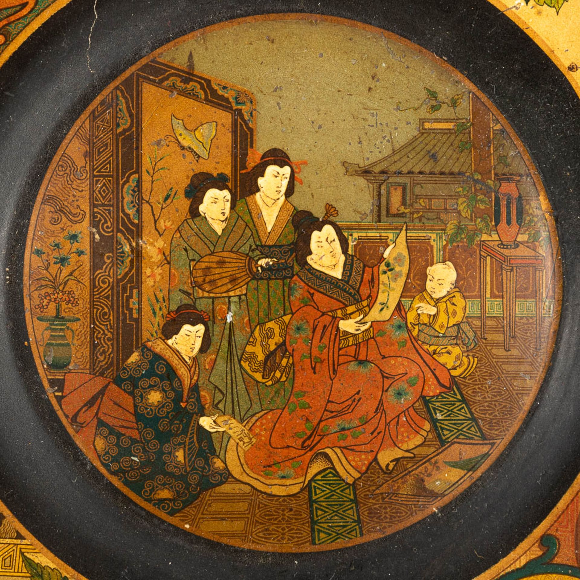 A display plate with Japanese images and made of Papier Maché. (H:26,5cm) - Bild 10 aus 12