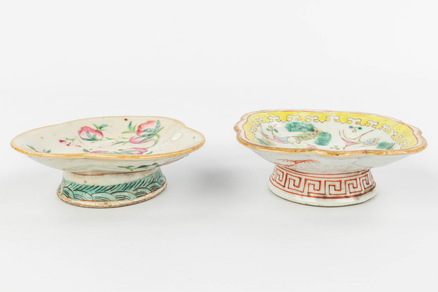 A collection of 2 Oriental bowls with images of peaches and fish. 19th century. (H:3,5cm) - Image 13 of 13