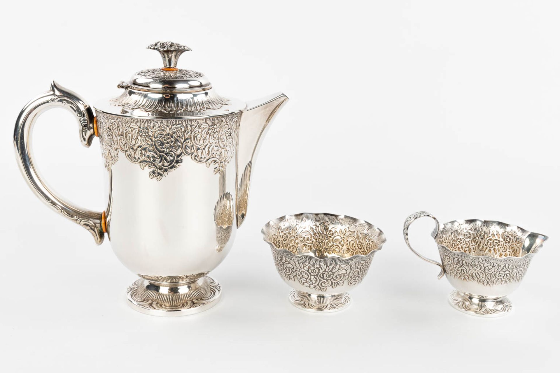 A silver-plated coffee service on a platter with sugar pot, coffee pot and milk jug. (H:22cm) - Image 12 of 18