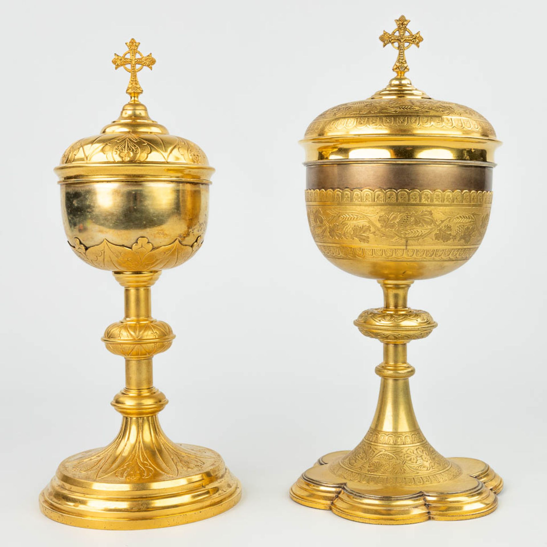 A collection of 3 ciboria, a chalice and 4 patens/trays. (H:32cm) - Image 8 of 14