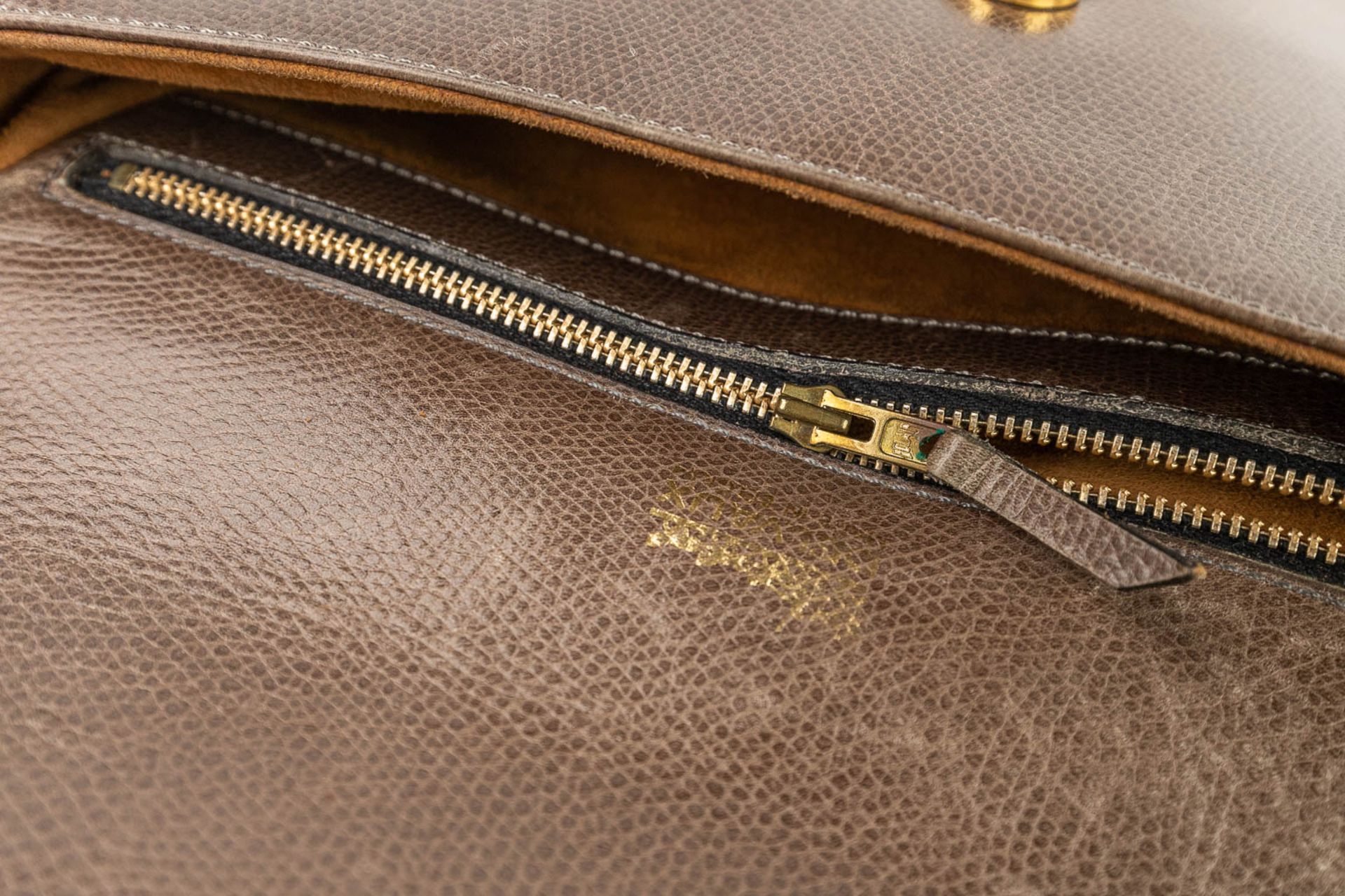 A handbag made of brown leather and marked Delvaux. (H:22cm) - Image 10 of 14