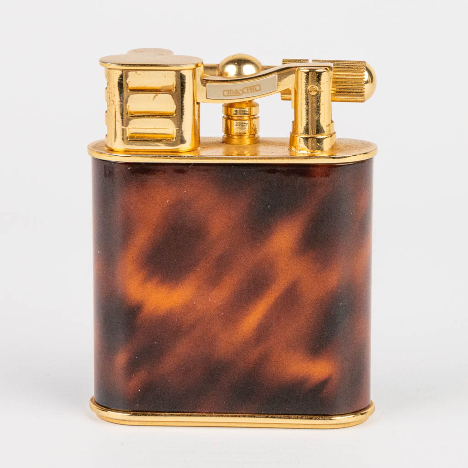 A gold-plated table lighter, decorated with tortoiseshell and marked Maxim. In working condition. (H - Image 7 of 9