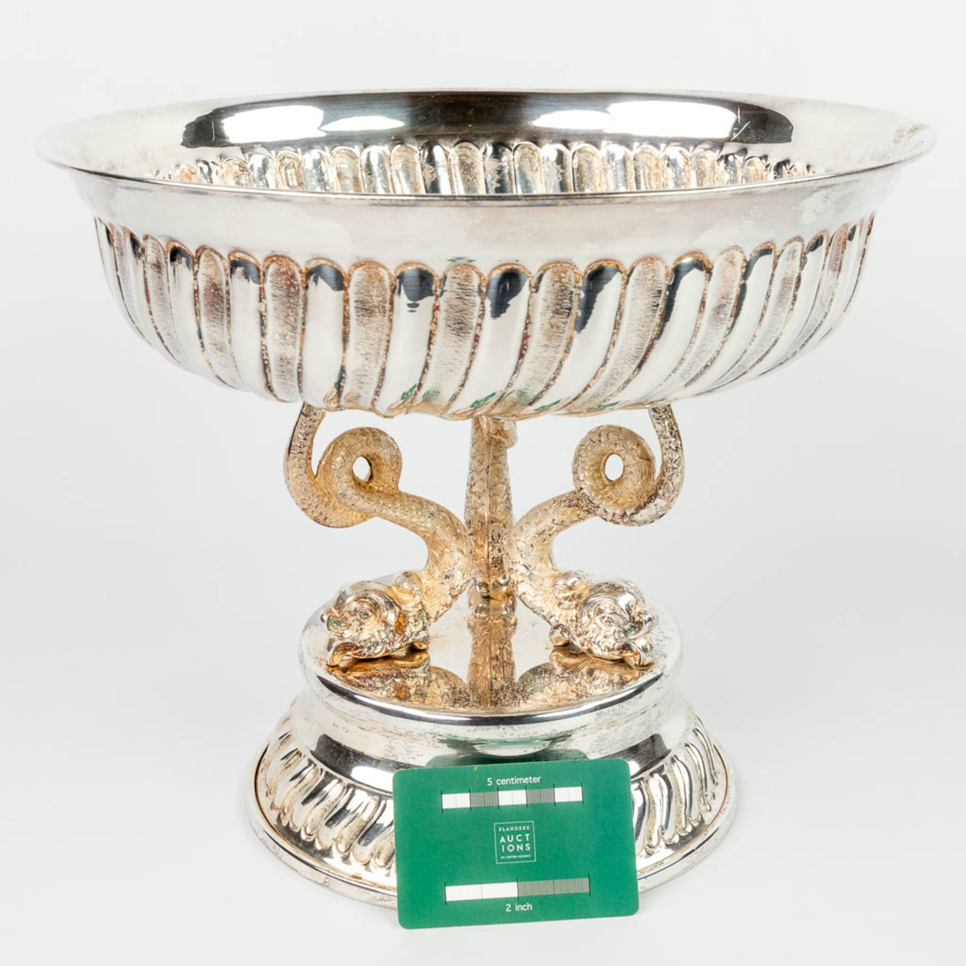 A tazza made of silver-plated metal and decorated with fish figurines. 20th century, not stamped. 15 - Image 5 of 8